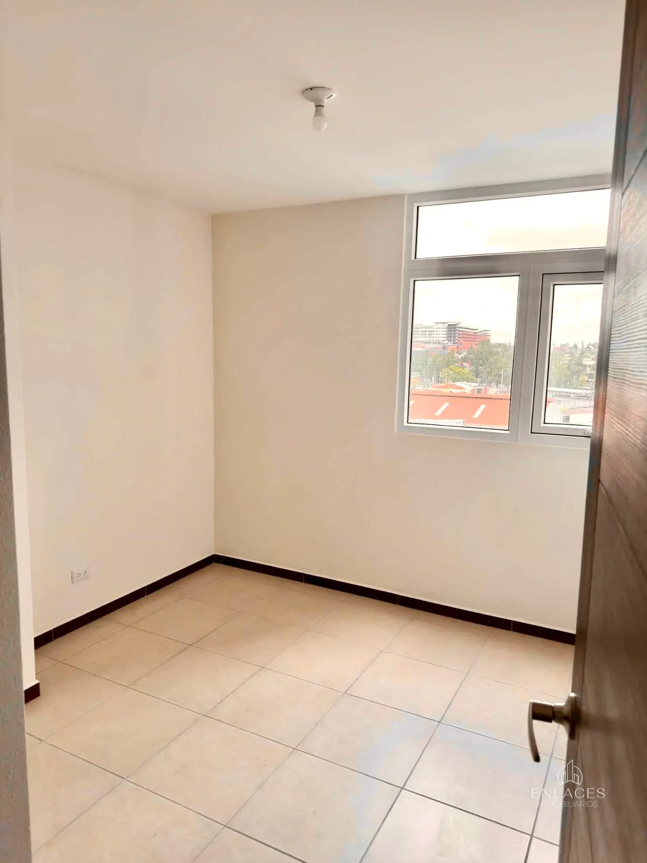 Zona 11 • Apartamento en Renta • Edificio Parque San Jorge — Apartamento en Alquiler en Parque San Jorge, Zona 11, Guatemala, Ciudad — foto 6 de 9