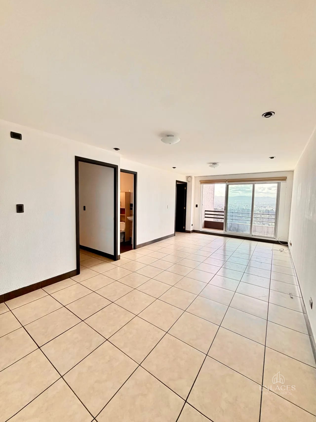 Zona 16 • Apartamento en Renta • Bosques de Euskadi — Apartamento en Alquiler en Bosques de Euskadi, Zona 16, Guatemala, Ciudad — foto 3 de 10