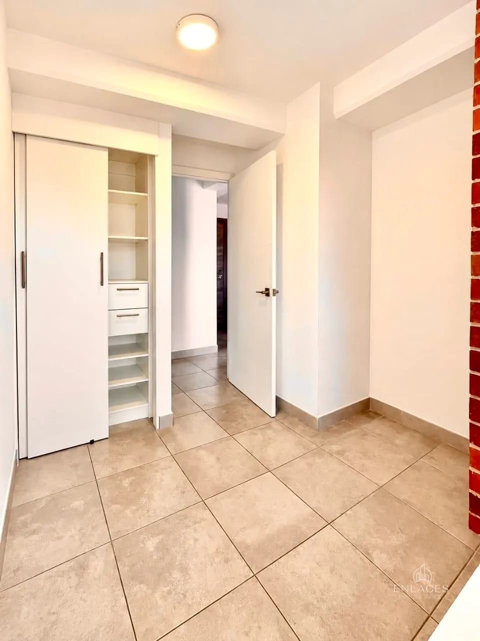 Zona 4 • Apartamento en Renta • Edificio Modra — Apartamento en Alquiler en Modra, Zona 4, Guatemala, Ciudad — foto 6 de 11