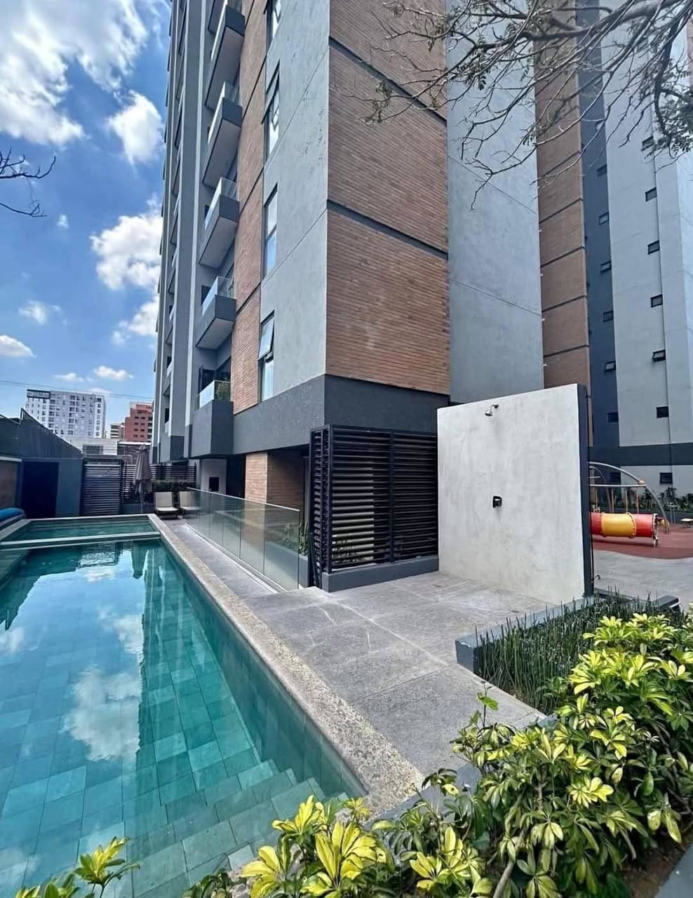 Amueblado en zona 10 — Apartamento en Alquiler en Parque 10, Zona 10, Guatemala, Ciudad — foto 1 de 12