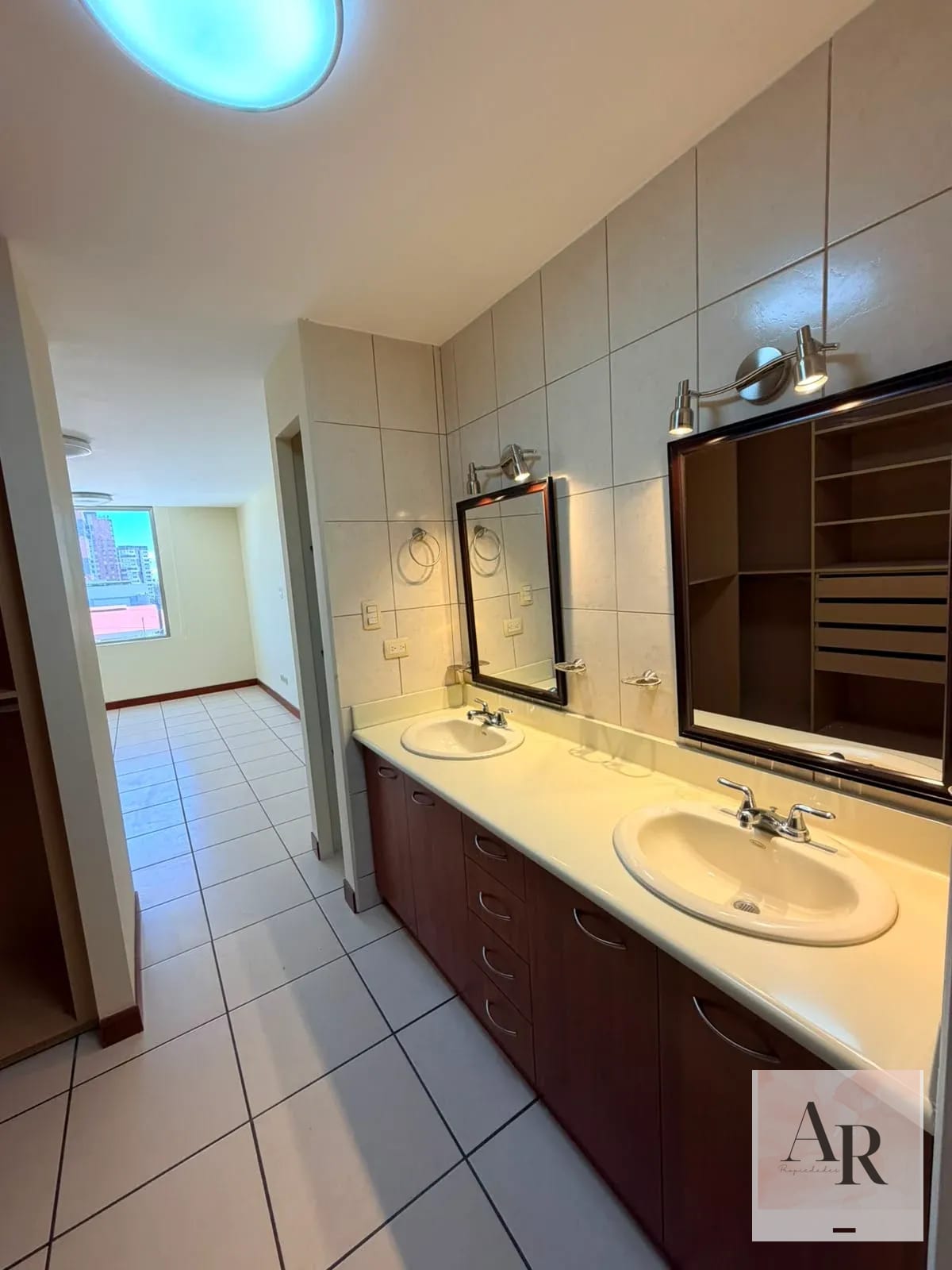 Apartamento en renta zona 10 — Apartamento en Alquiler en Jardines del Acueducto, Zona 10, Guatemala, Ciudad — foto 4 de 4