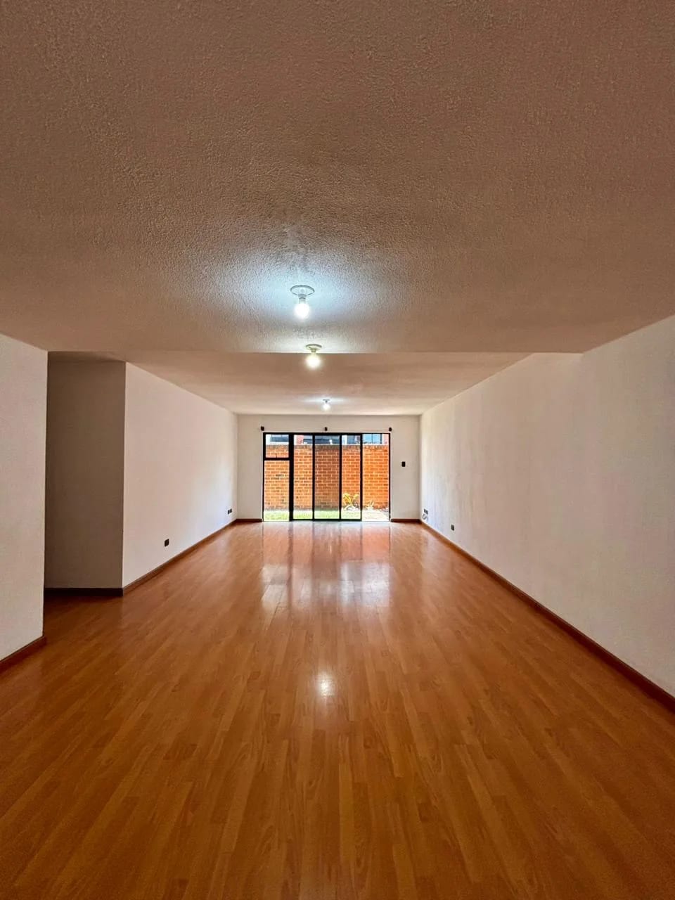 Apartamento con jardín en Las Charcas, Zona 11 — Apartamento en Alquiler en Zona 11, Guatemala, Ciudad — foto 1 de 10