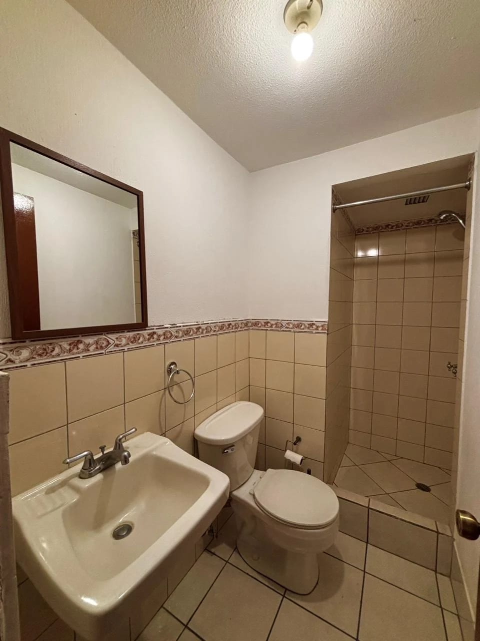 Apartamento con jardín en Las Charcas, Zona 11 — Apartamento en Alquiler en Zona 11, Guatemala, Ciudad — foto 3 de 10
