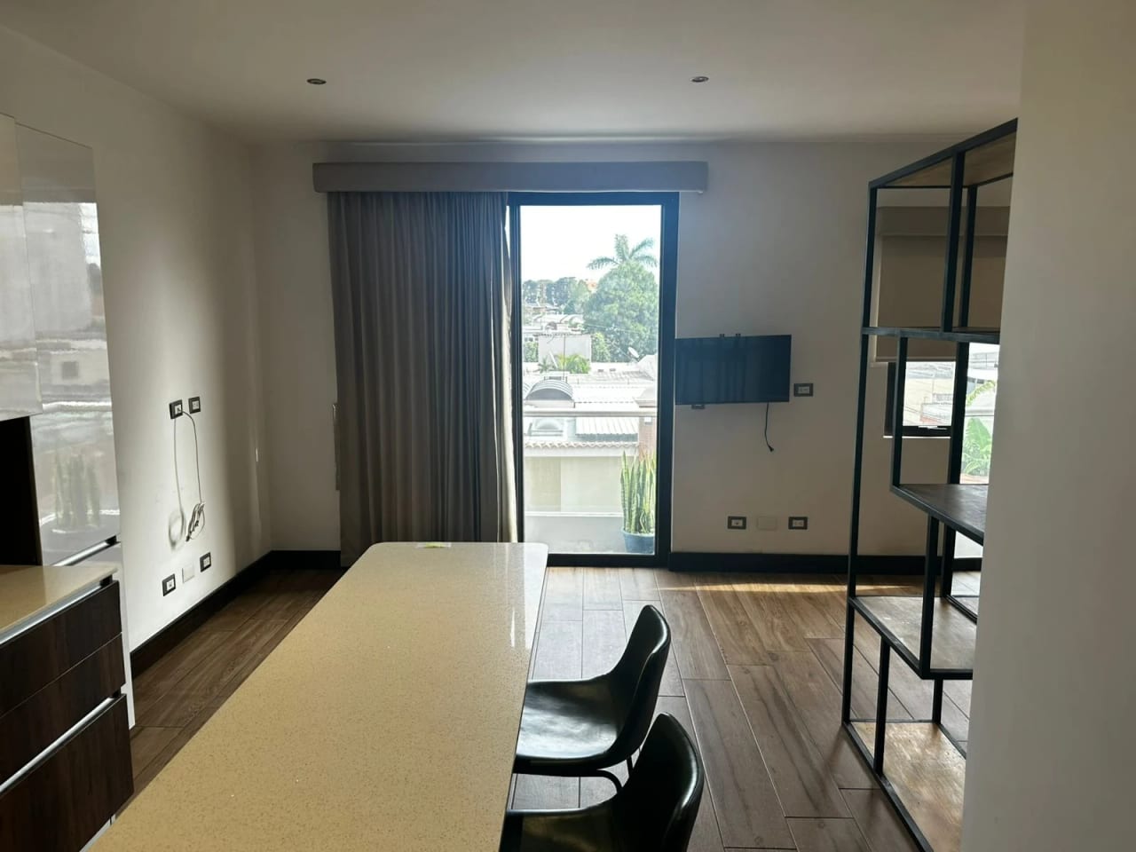Apartamento amueblado tipo estudio en Zona 10 — Apartamento en Alquiler en Zona 10, Guatemala, Ciudad — foto 3 de 7
