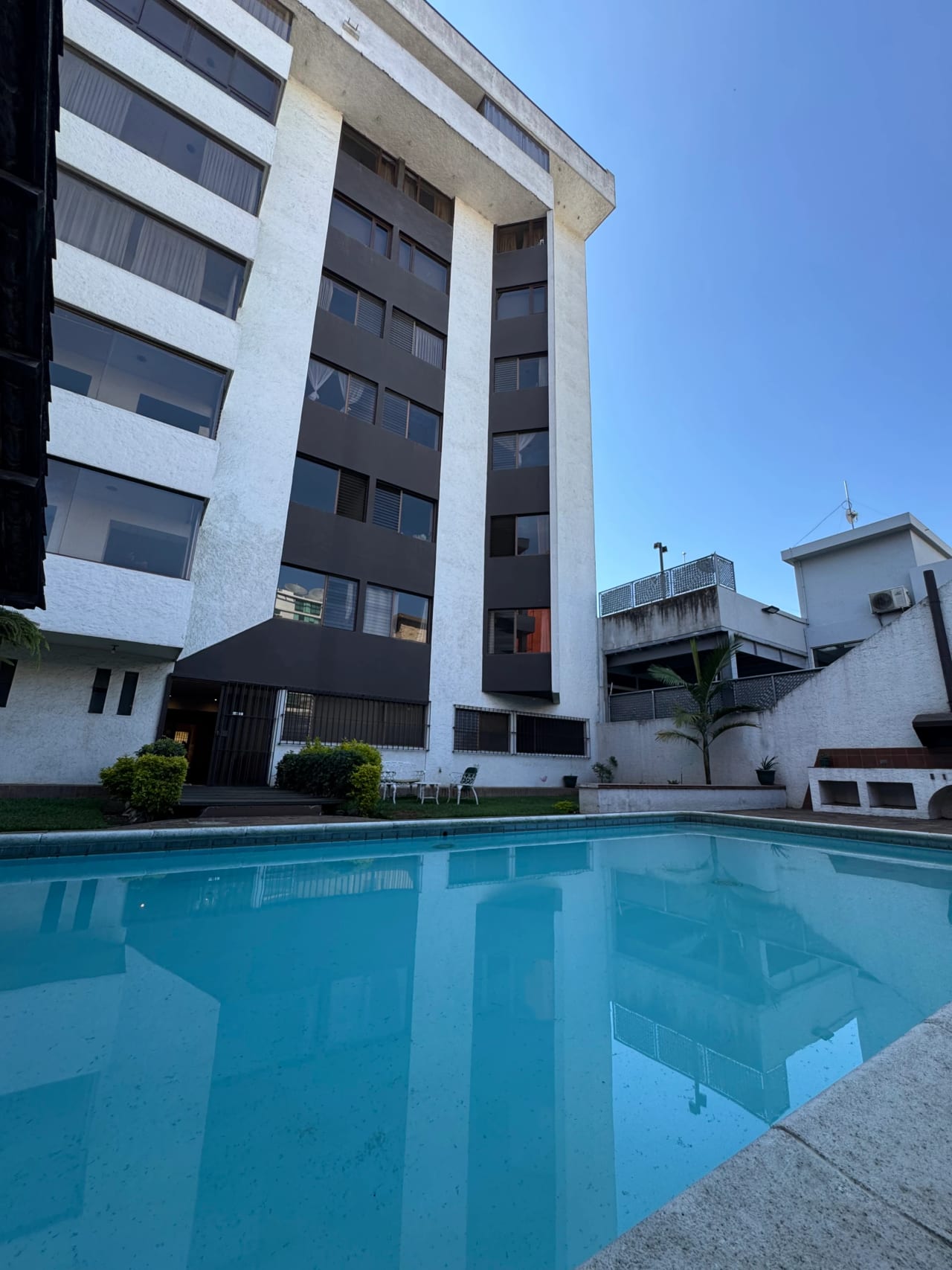 Apartamento en Renta en el Corazon de Zona 10 — Apartamento en Alquiler en Las Cañas, Zona 10, Guatemala, Ciudad — foto 1 de 8
