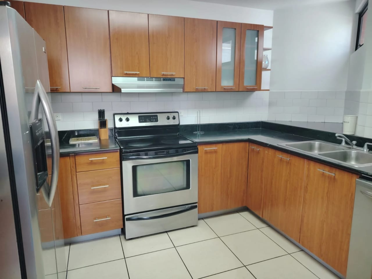 Apartamento semiamueblado en zona 14 — Apartamento en Alquiler en Real de Las Américas, Zona 14, Guatemala, Ciudad — foto 1 de 7