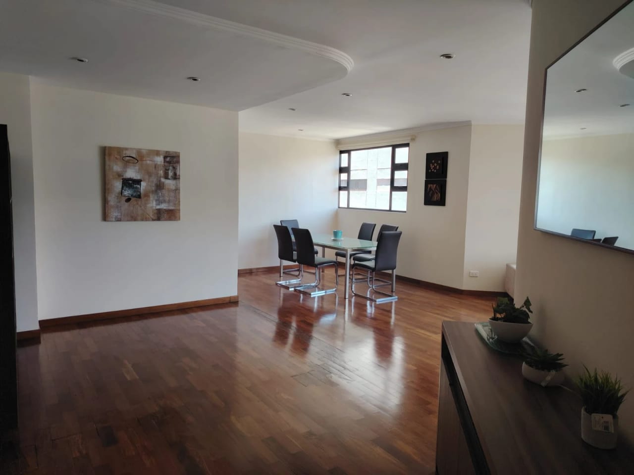 Apartamento en renta semiamueblado en zona 14 — Apartamento en Alquiler en Real de Las Américas, Zona 14, Guatemala, Ciudad — foto 1 de 8