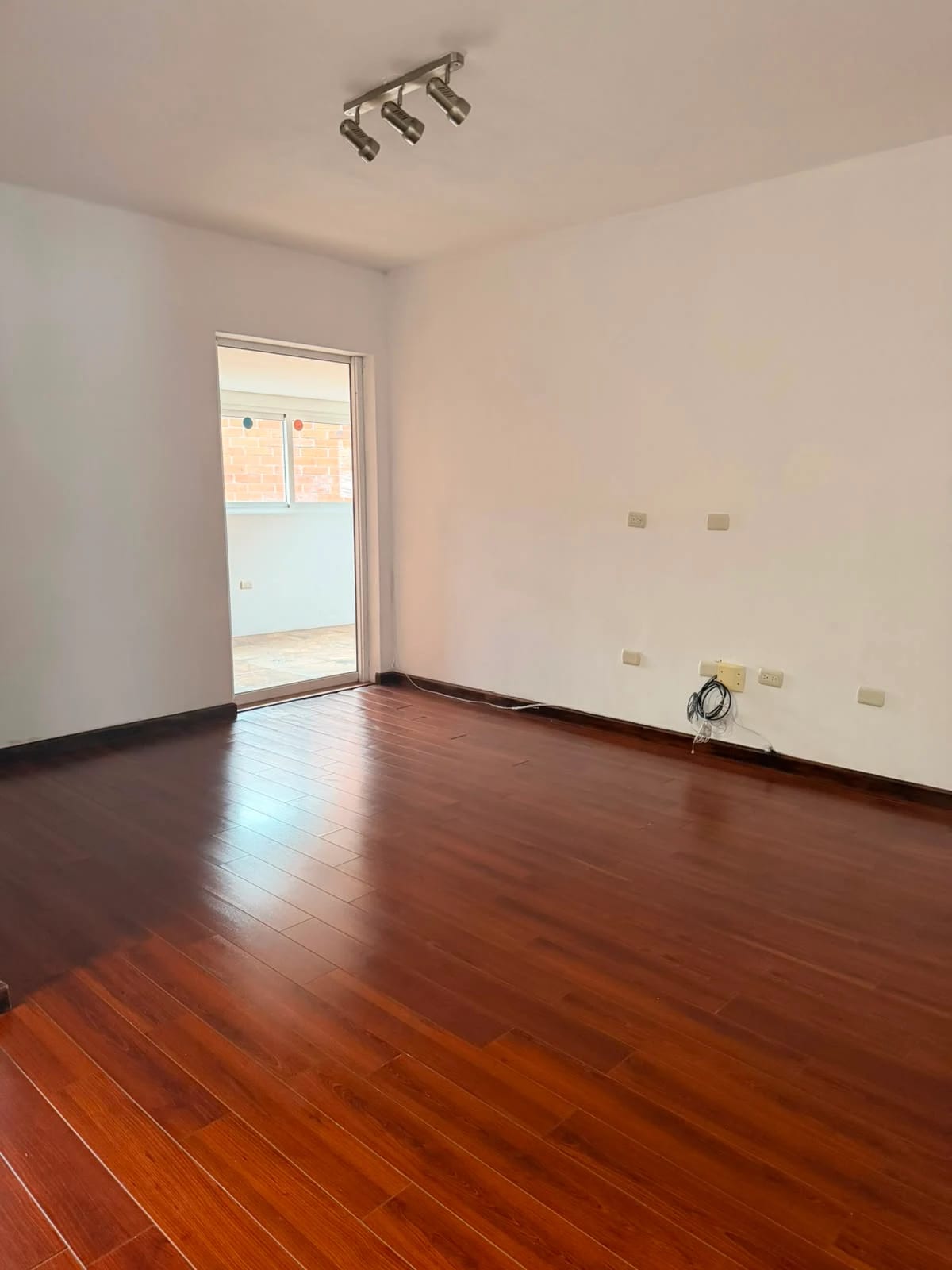 Elegante casa El Prado 4 habitaciones — Casa en Alquiler en El Prado, Zona 10, Guatemala, Ciudad — foto 9 de 13