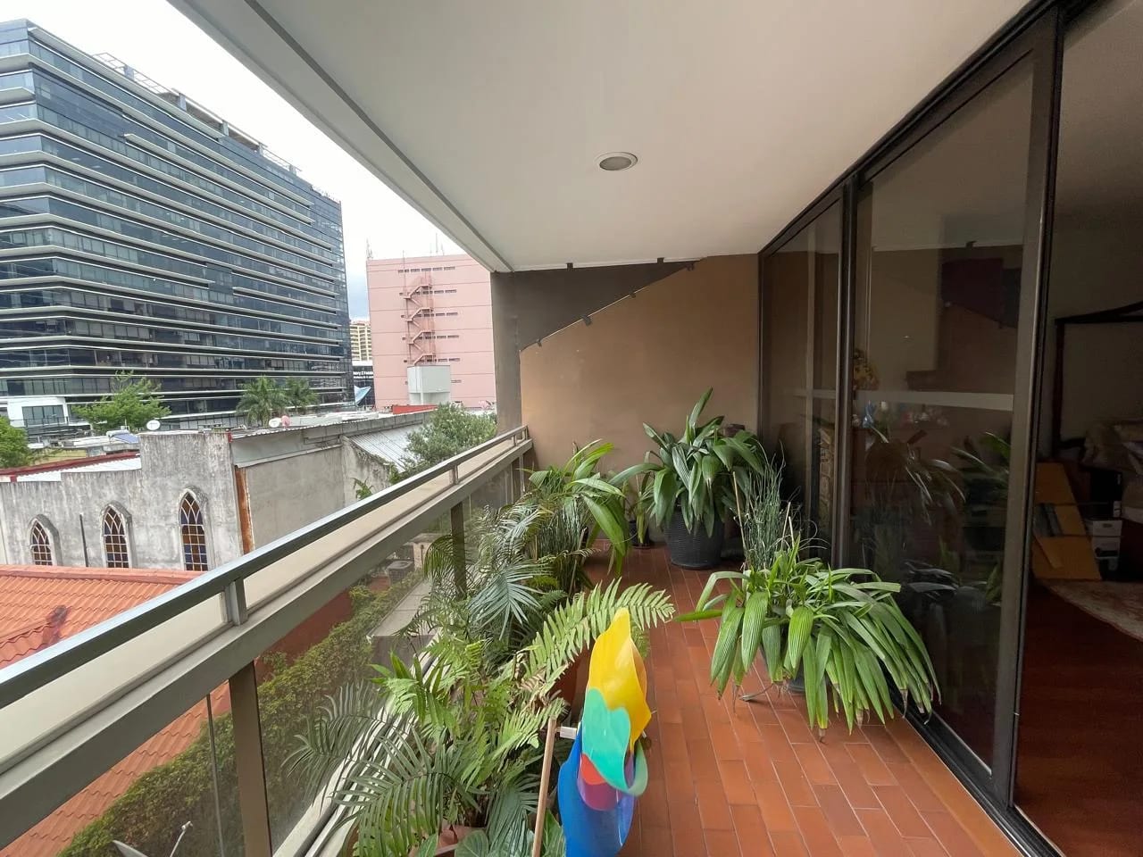 Apartamento amplio Venta Tiffany z10 3 hab y servicio — Apartamento en Venta en Tiffany, Zona 10, Guatemala, Ciudad — foto 4 de 16