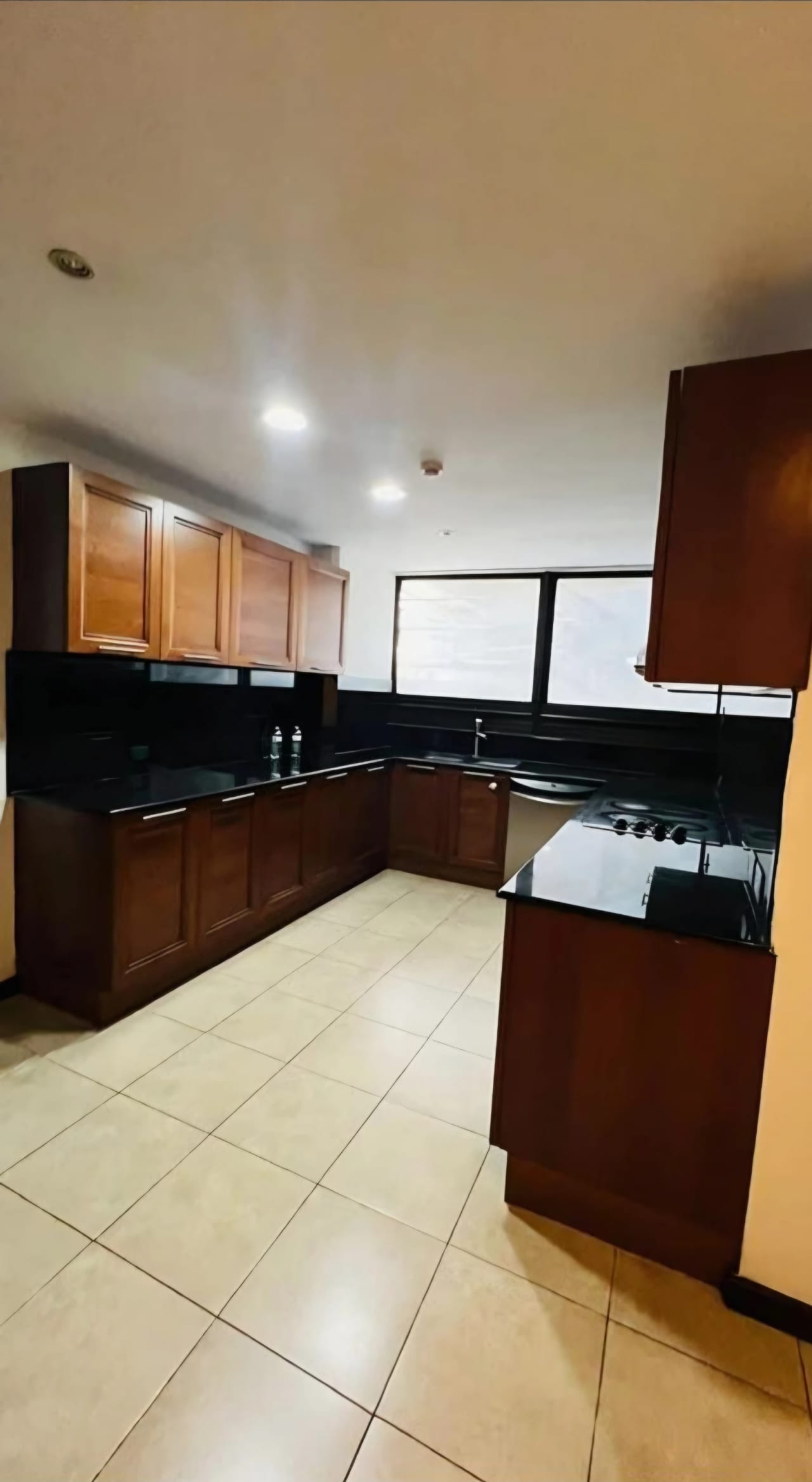 Apartamento amplio Venta Tiffany z10 3 hab y servicio — Apartamento en Venta en Tiffany, Zona 10, Guatemala, Ciudad — foto 13 de 16
