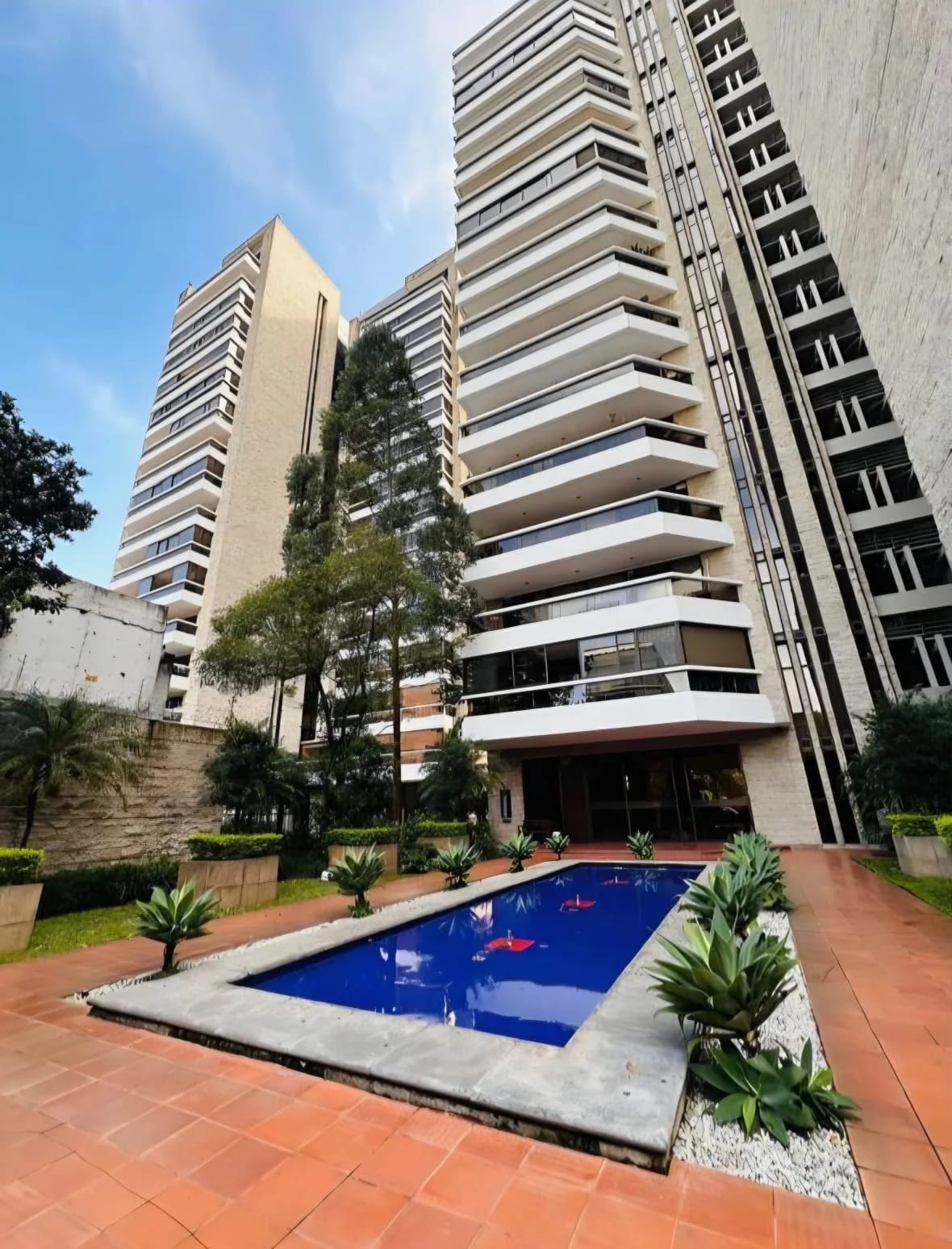 Apartamento amplio RENTA Tiffany z10 3 hab y servicio — Apartamento en Alquiler en Tiffany II, Zona 10, Guatemala, Ciudad — foto 7 de 14