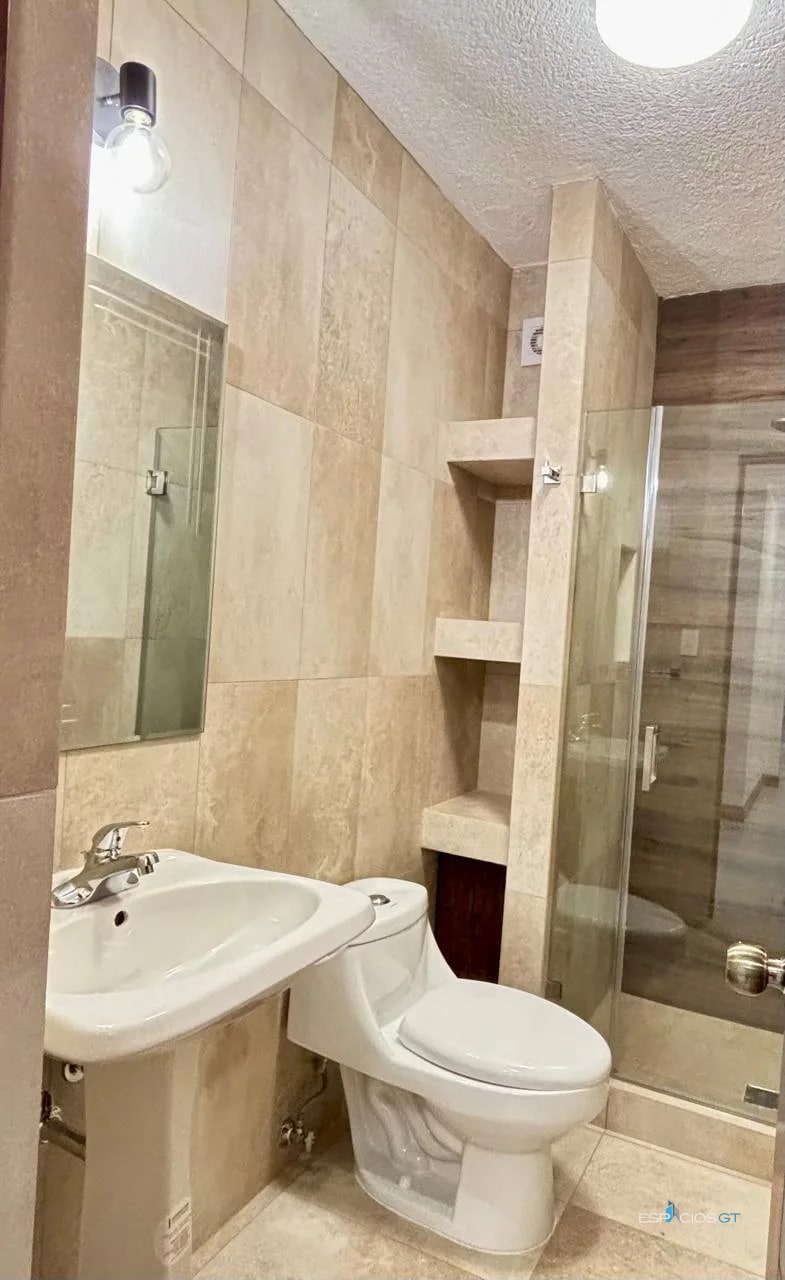 Apartamento en Renta – Primer Nivel Remodelado | Zona 10 📍 Excelente ubicación frente a Oakland Place, Zona 10 — Apartamento en Alquiler en Zona 10, Guatemala, Ciudad — foto 3 de 7