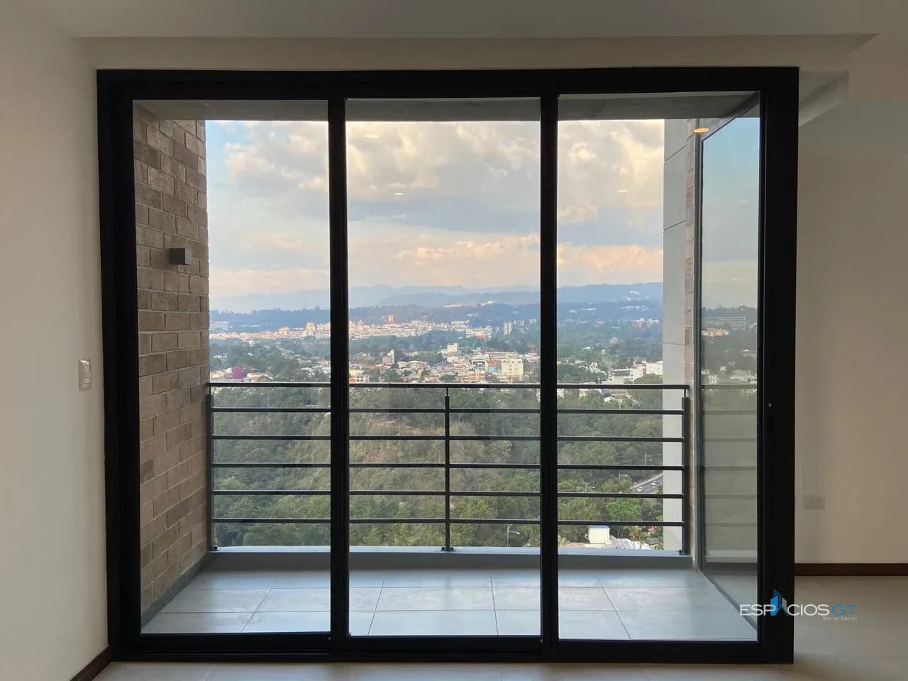 Apartamento en venta cerca de universidades, hospitales, restaurantes y centros de negocios. Si buscas comodidad, excelente ubicación y un estilo de vida moderno, ¡este apartamento es para ti! — Apartamento en Venta en Zona 10, Guatemala, Ciudad — foto 3 de 7
