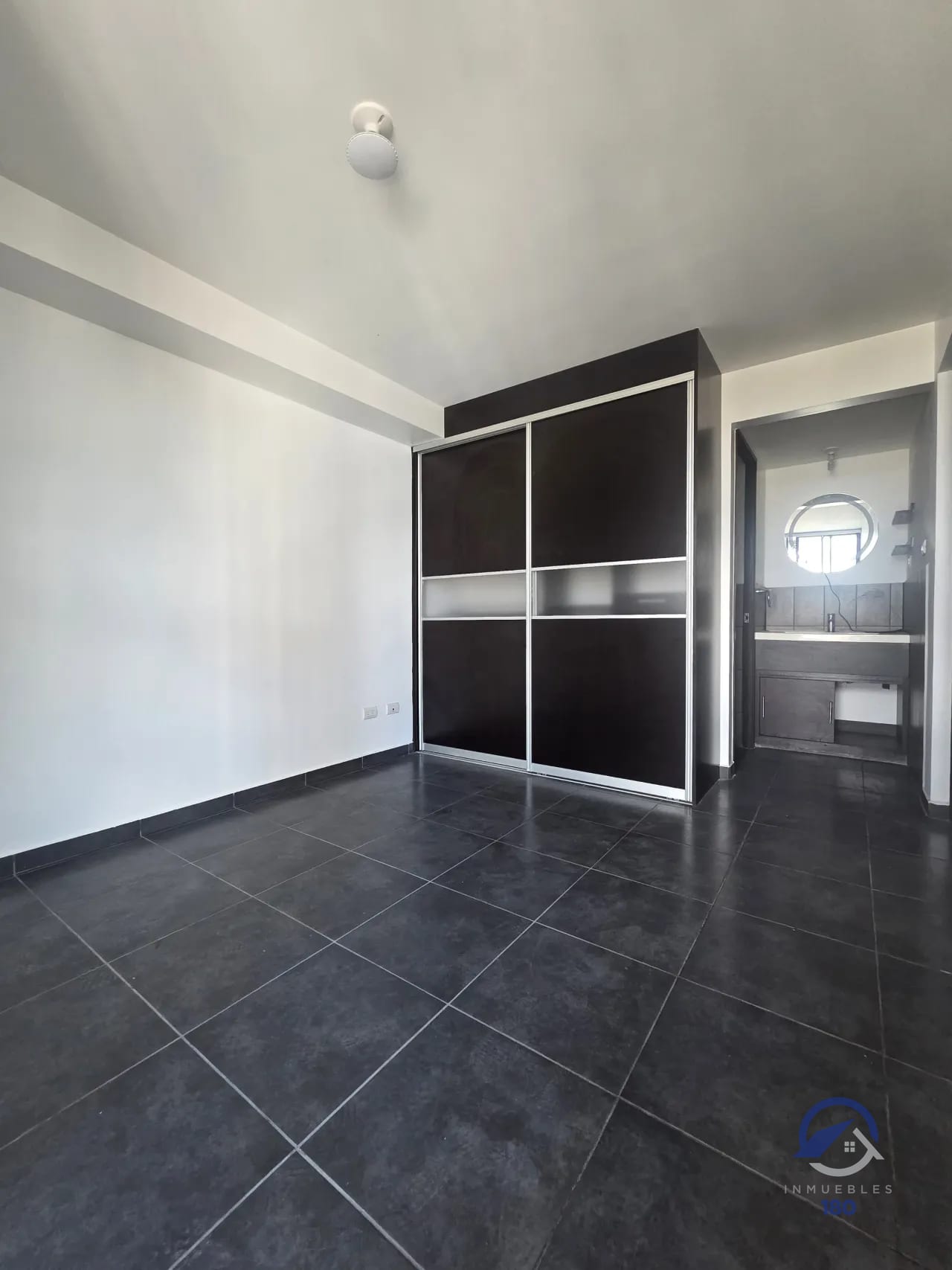 Dormitorio principal — Apartamento de 2 dormitorios en venta en Mariscal Uno Uno, zona 11 — Apartamento en Venta en Mariscal Uno Uno, Zona 11, Guatemala, Ciudad — foto 8 de 17