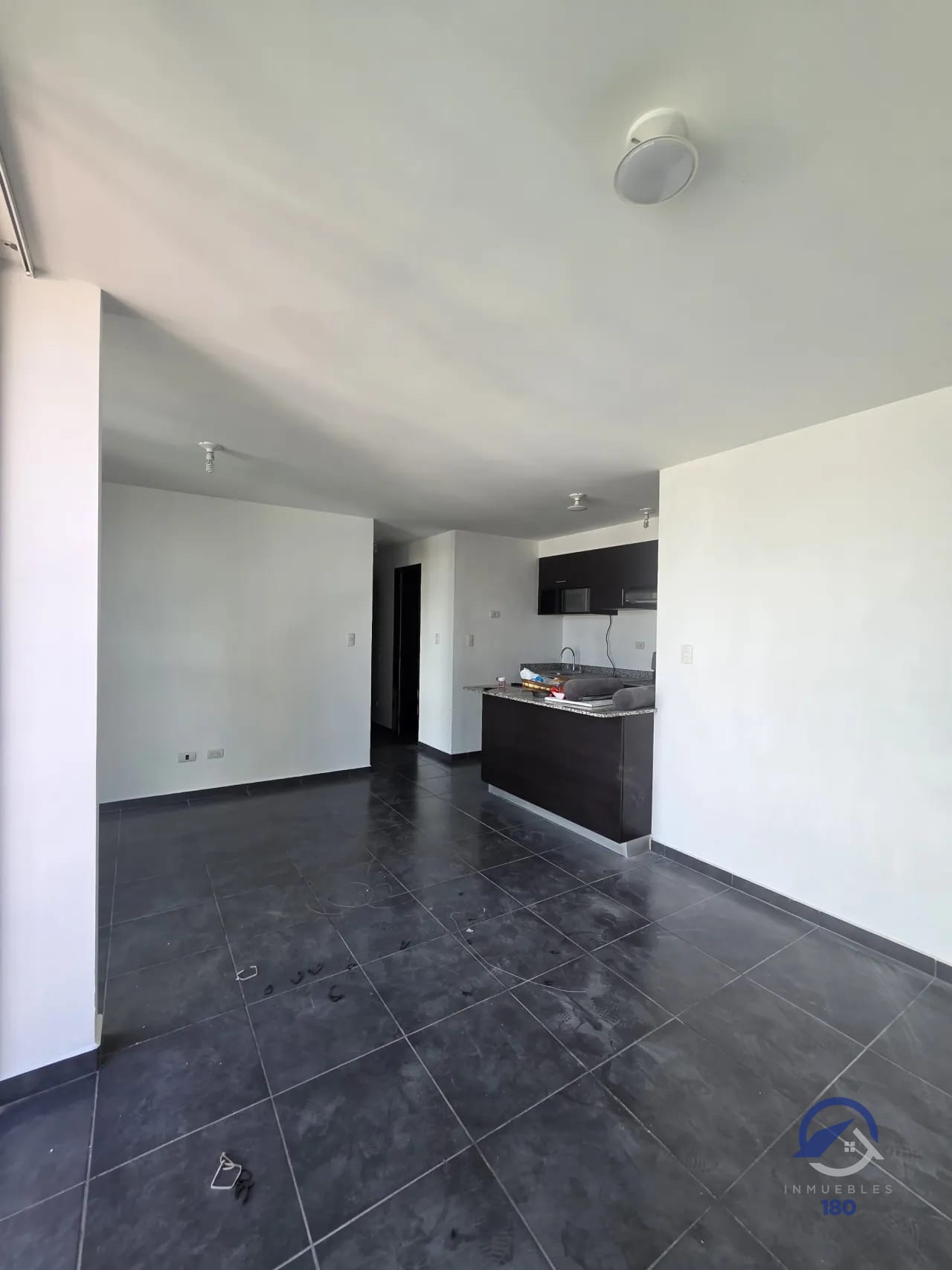 Sala — Apartamento de 2 dormitorios en venta en Mariscal Uno Uno, zona 11 — Apartamento en Venta en Mariscal Uno Uno, Zona 11, Guatemala, Ciudad — foto 2 de 17