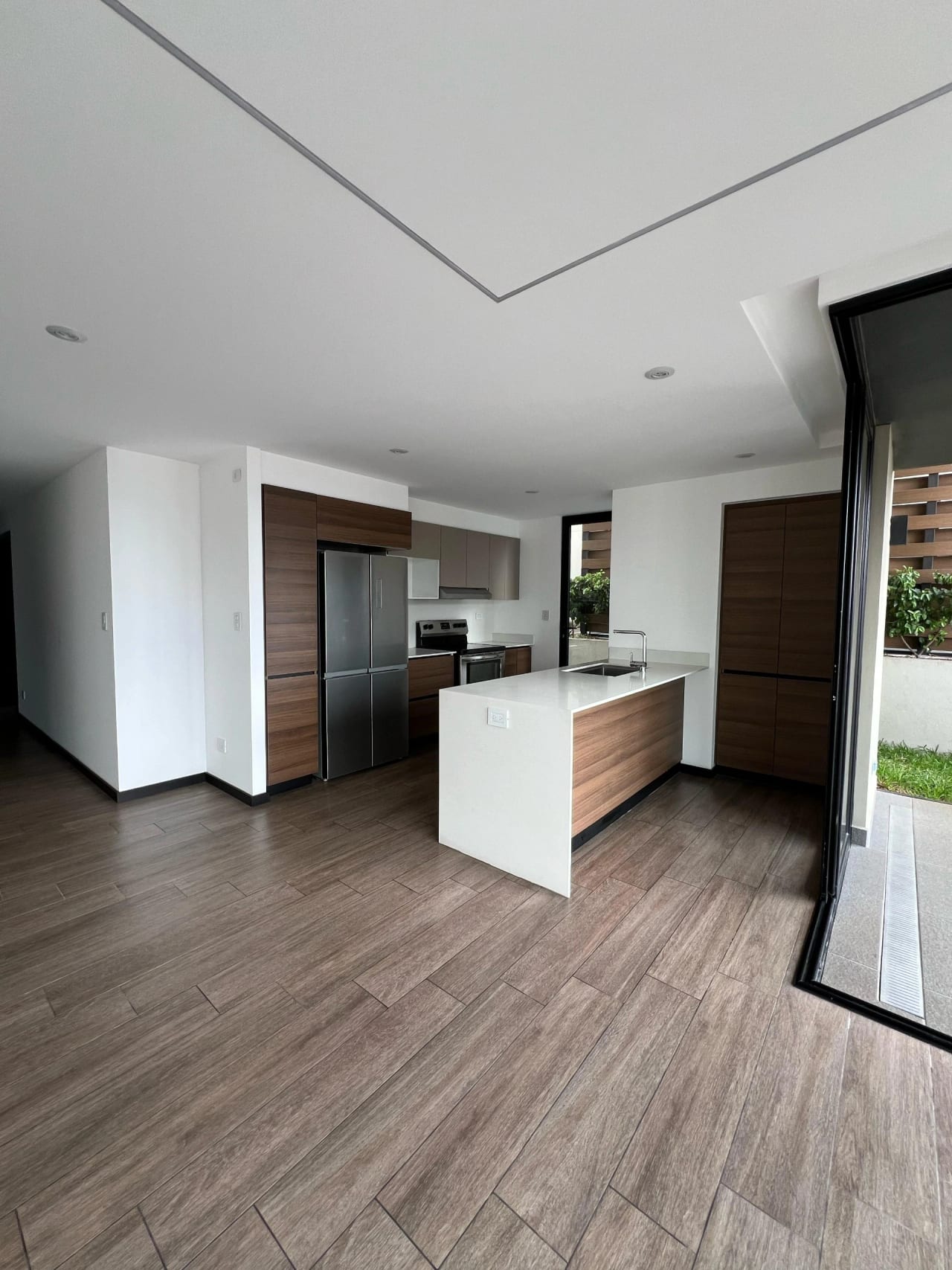 Renta y Venta de Apartamento con Jardín en IQ10 Zona 10 — Apartamento en Alquiler en IQ10, Zona 10, Guatemala, Ciudad — foto 1 de 16