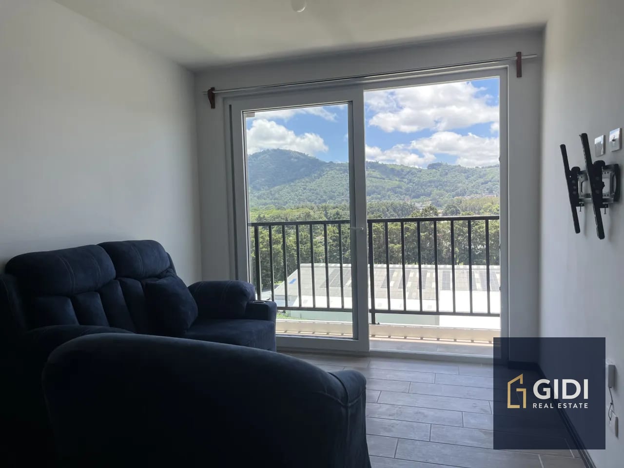 Sala — A 15 min. de Antigua, rento apartamento amoblado, 3 dorm. Q5,000 — Apartamento en Alquiler en Santa Lucía Milpas Altas, Sacatepéquez — foto 3 de 17
