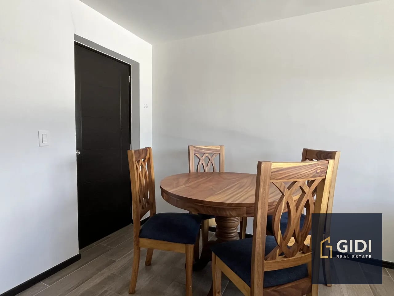 Comedor — A 15 min. de Antigua, rento apartamento amoblado, 3 dorm. Q5,000 — Apartamento en Alquiler en Santa Lucía Milpas Altas, Sacatepéquez — foto 4 de 17