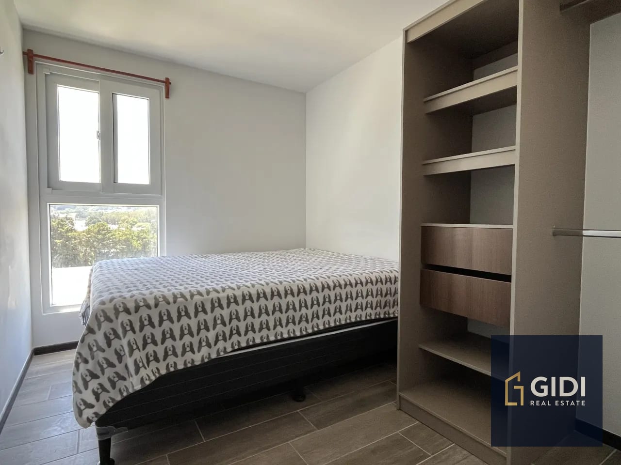Dormitorio 2 — A 15 min. de Antigua, rento apartamento amoblado, 3 dorm. Q5,000 — Apartamento en Alquiler en Santa Lucía Milpas Altas, Sacatepéquez — foto 5 de 17