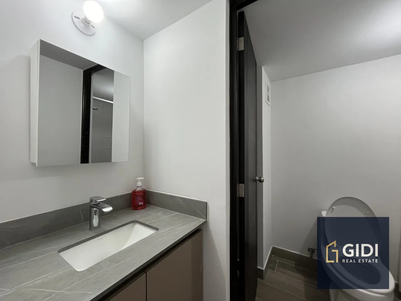 Baño — A 15 min. de Antigua, rento apartamento amoblado, 3 dorm. Q5,000 — Apartamento en Alquiler en Santa Lucía Milpas Altas, Sacatepéquez — foto 10 de 17