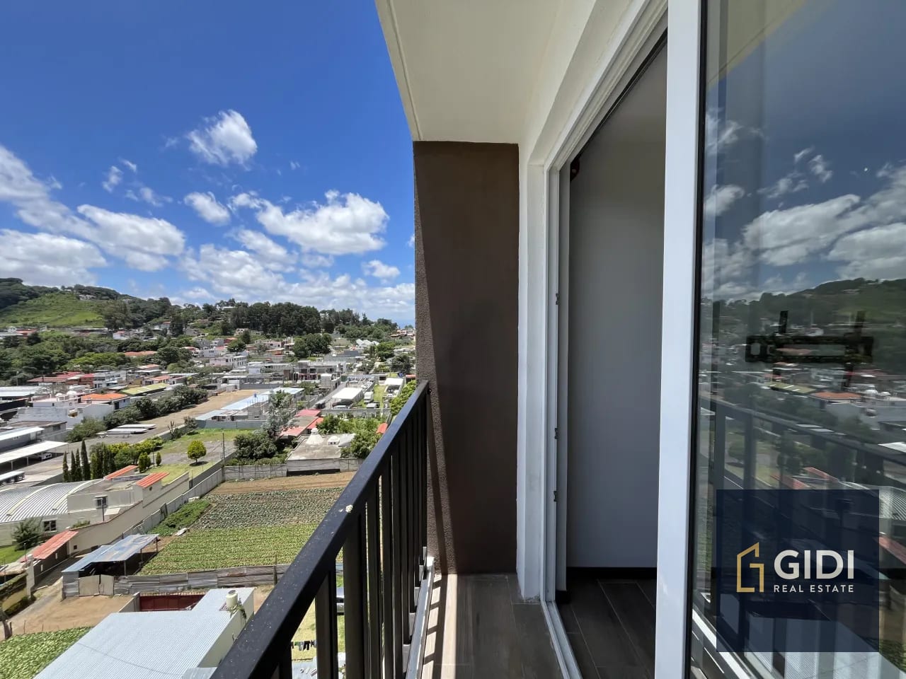 Balcón — A 15 min. de Antigua, rento apartamento amoblado, 3 dorm. Q5,000 — Apartamento en Alquiler en Santa Lucía Milpas Altas, Sacatepéquez — foto 12 de 17