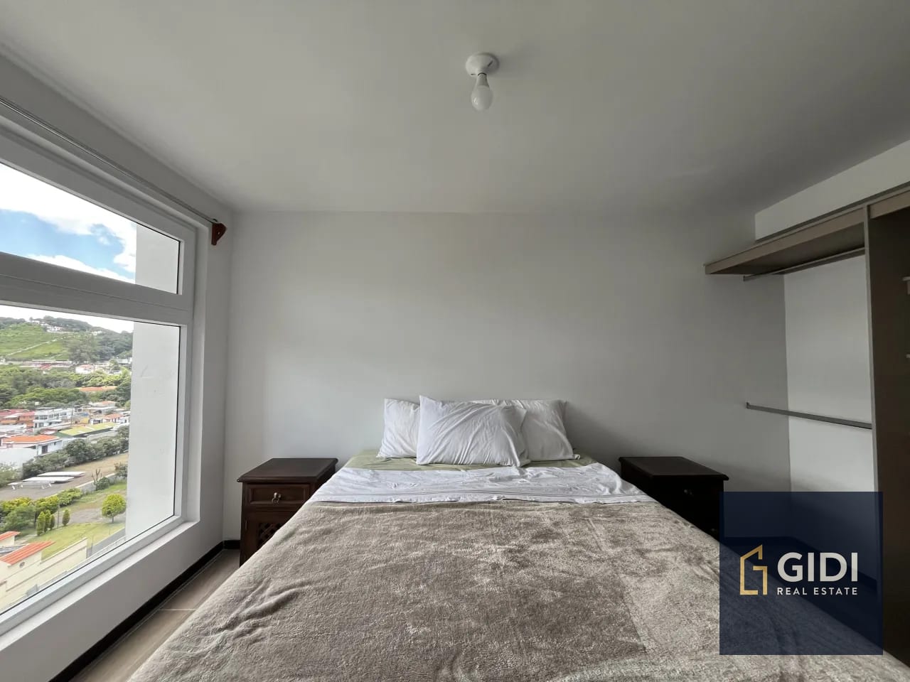 Dormitorio principal — A 15 min. de Antigua, rento apartamento amoblado, 3 dorm. Q5,000 — Apartamento en Alquiler en Santa Lucía Milpas Altas, Sacatepéquez — foto 8 de 17