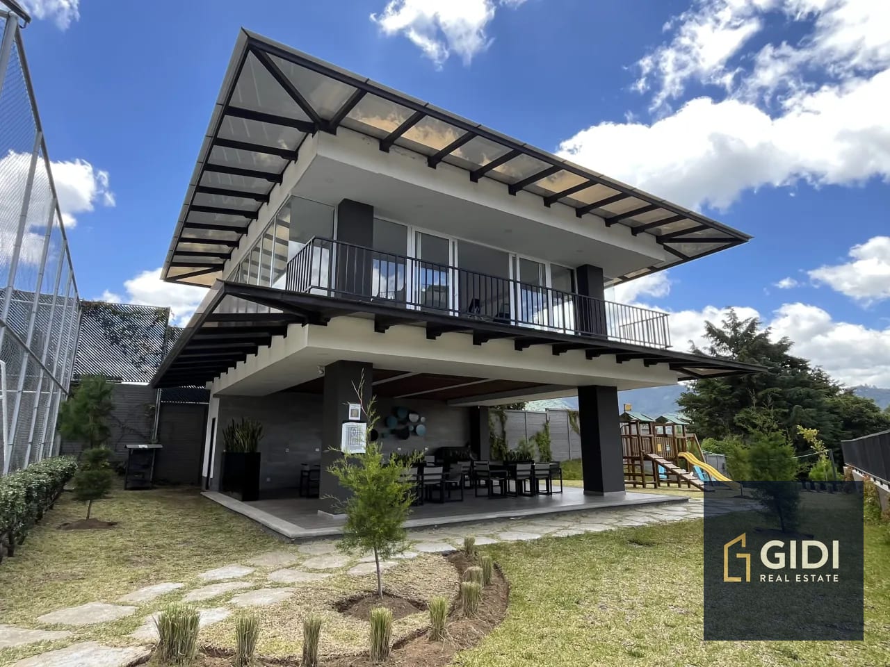 Área social — A 15 min. de Antigua, rento apartamento amoblado, 3 dorm. Q5,000 — Apartamento en Alquiler en Santa Lucía Milpas Altas, Sacatepéquez — foto 14 de 17
