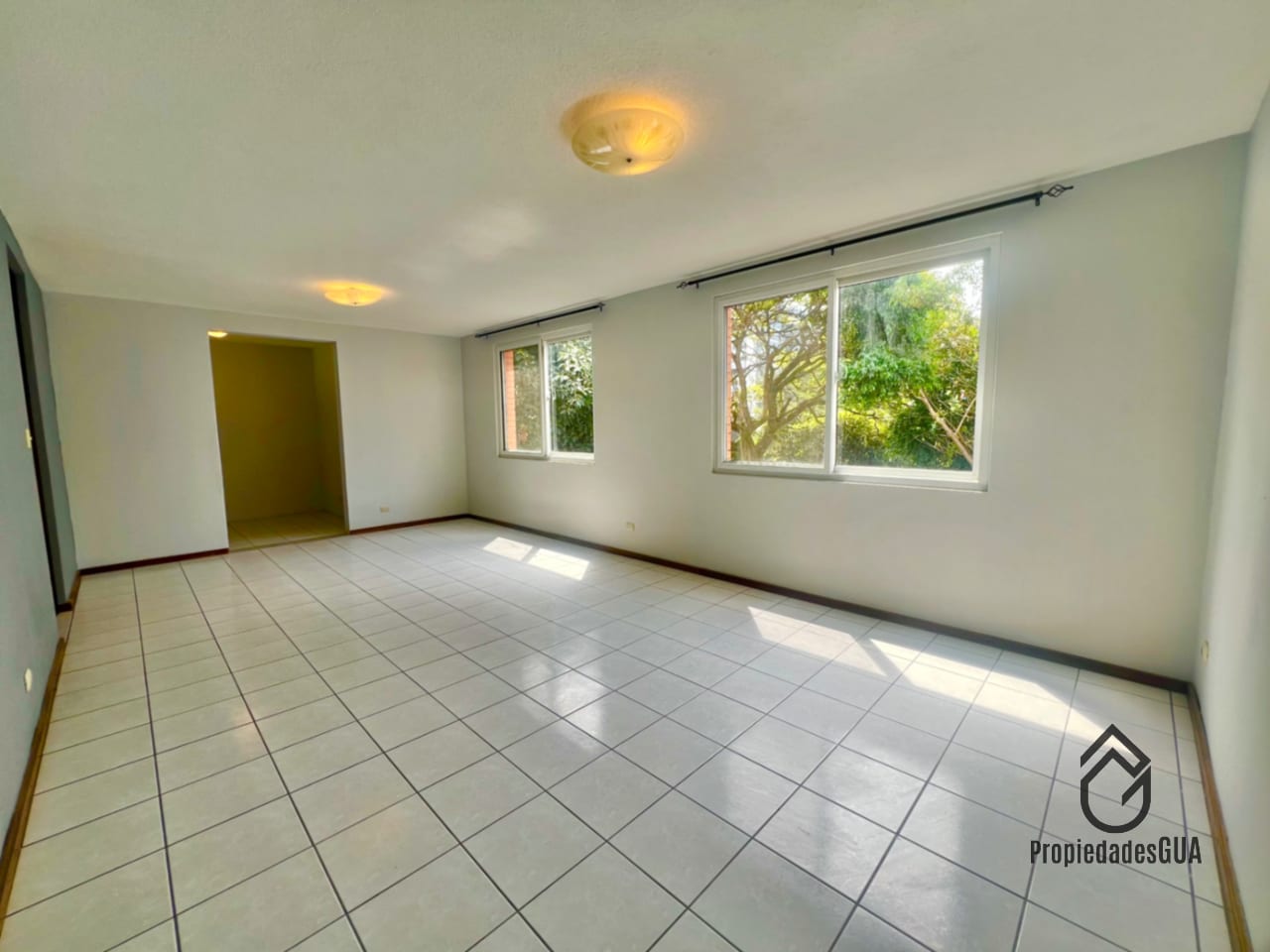 Apartamentos amplios y recién remodelados zona 13 - Image 1