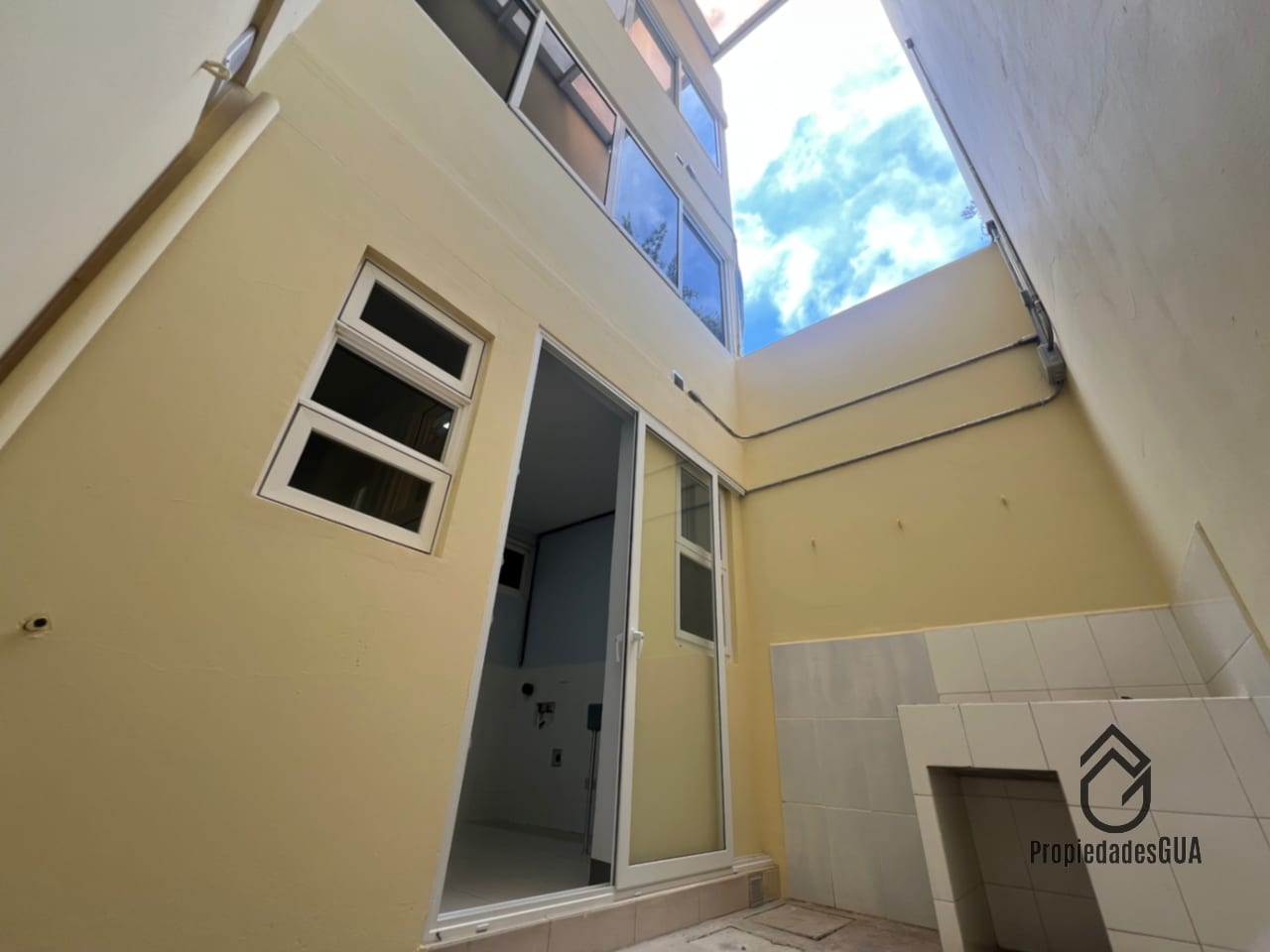 Apartamento amplio y recién remodelado zona 13 con terraza 1er nivel — Apartamento en Alquiler en Zona 13, Guatemala, Ciudad — foto 5 de 9
