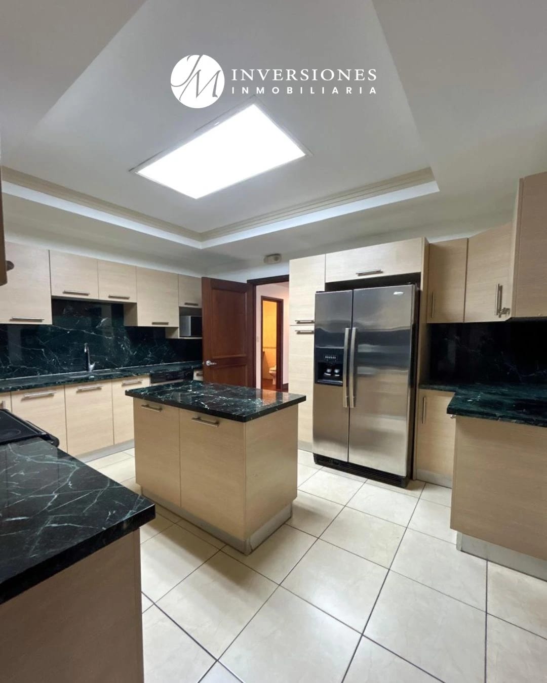 Apartamento amplio de 3 dormitorios en zona 10 — Apartamento en Alquiler en Zona 10, Guatemala, Ciudad — foto 1 de 9