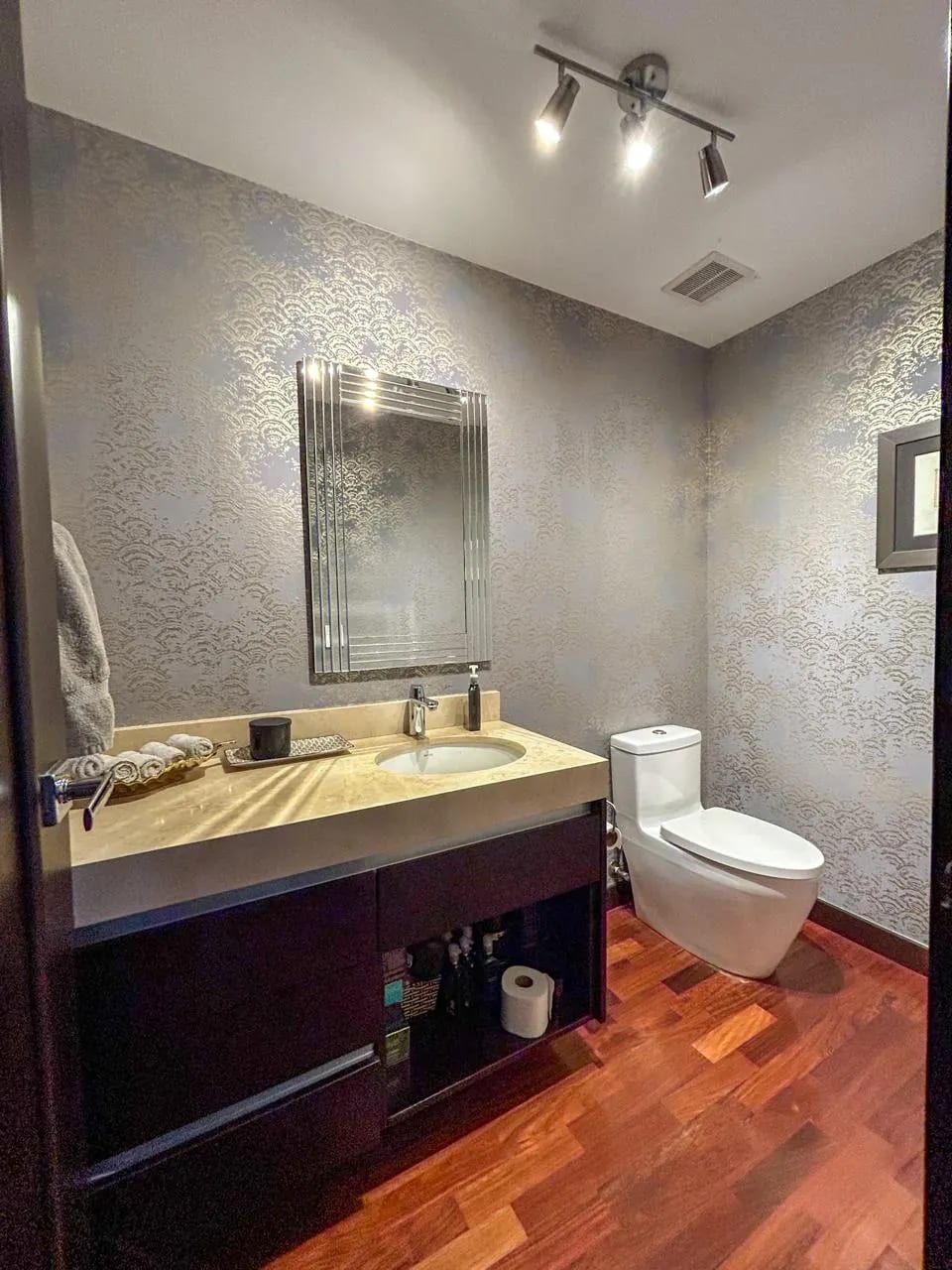 Apartamento en renta de 3 dormitorios en zona 14 — Apartamento en Alquiler en Zona 14, Guatemala, Ciudad — foto 8 de 9