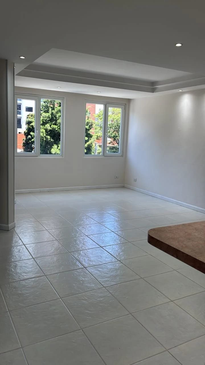 Apartamento en zona 10 - Image 1