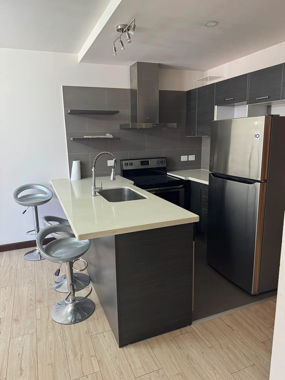 Apartamento en zona 10 — Apartamento en Alquiler en Zona 10, Guatemala, Ciudad — foto 1 de 13