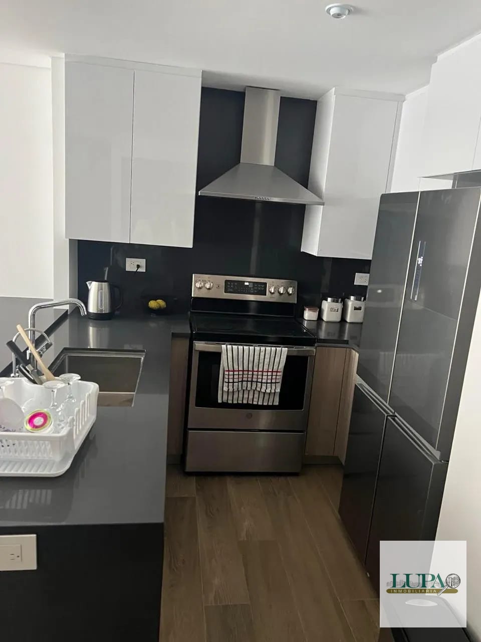 SE RENTA APARTAMENTO AMUEBLADO Y EQUIPADO EN EDIFICIO RESERVA DIEZ ZONA 10 — Apartamento en Alquiler en Reforma 10 (Reforma Business Center), Zona 10, Guatemala, Ciudad — foto 5 de 10