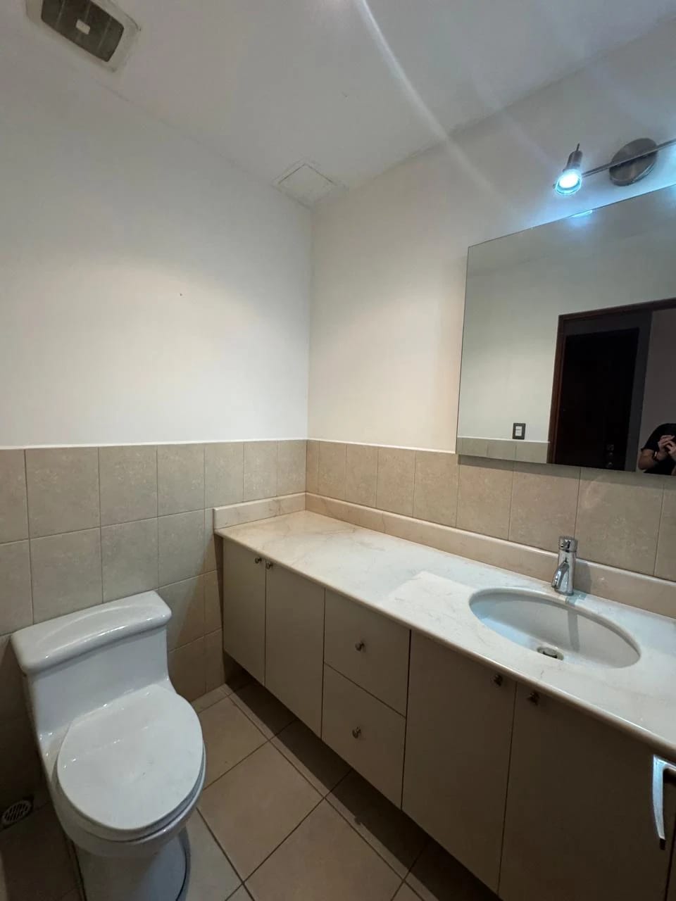 Apartamento en Renta en Torre Condesa Zona 14 — Apartamento en Alquiler en Zona 14, Guatemala, Ciudad — foto 5 de 16
