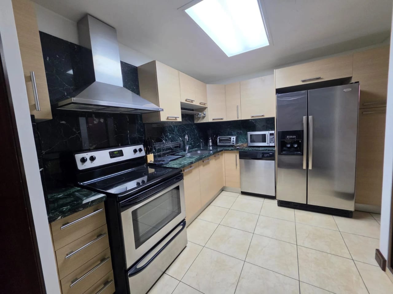 Apartamento Amueblado en Alquiler en Santa Maria Z.10, Balcón (j) — Apartamento en Venta en Santa María, Zona 10, Guatemala, Ciudad — foto 5 de 15