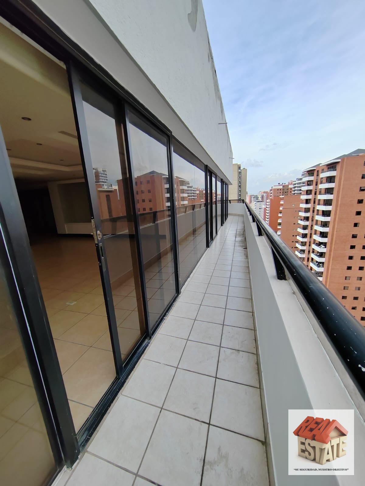 Pacífica Plaza alquilo amplio apartamento 300m2 rodeado balcón ha — Apartamento en Alquiler en La Cañada, Zona 14, Guatemala, Ciudad — foto 4 de 17