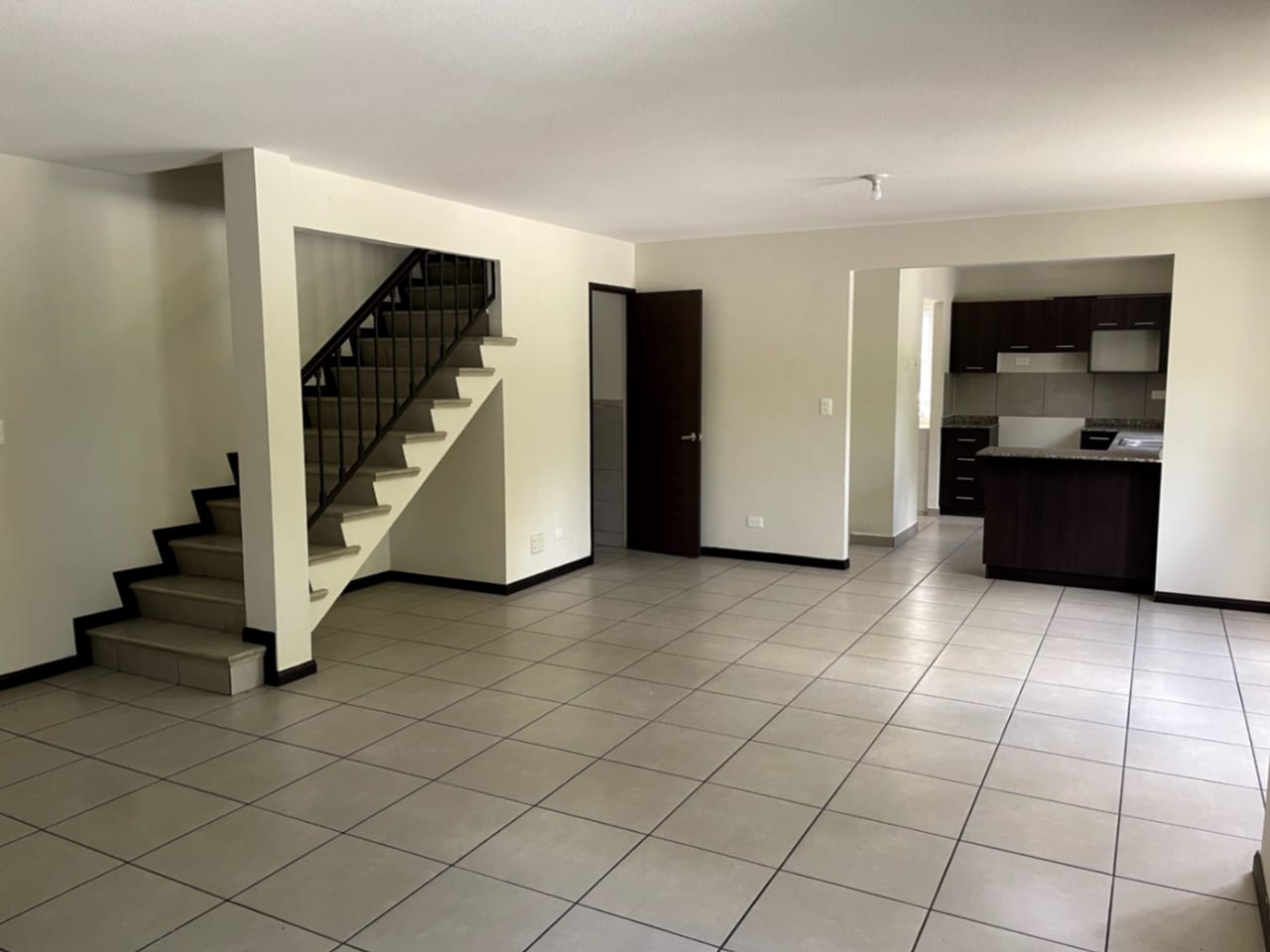 Apartamento Tipo Villa en Renta en Condado Naranjo — Apartamento en Alquiler en Condado Naranjo, Zona 4 Mixco, Guatemala, Ciudad — foto 3 de 17