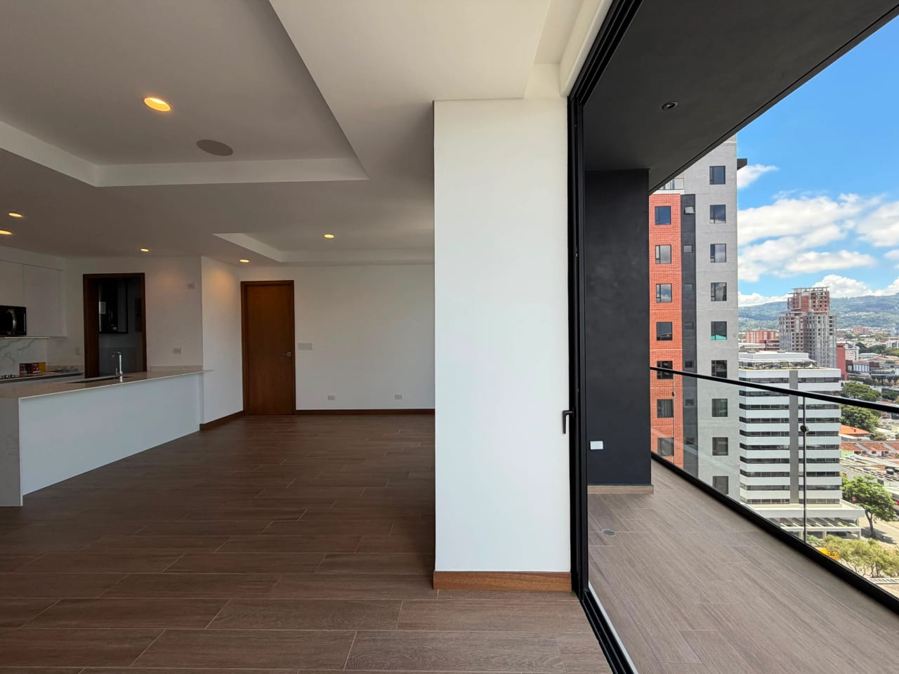 Alquilo apartamento en zona 10, edificio Ferre Diez — Apartamento en Alquiler en Ferré Diez, Zona 10, Guatemala, Ciudad — foto 3 de 17