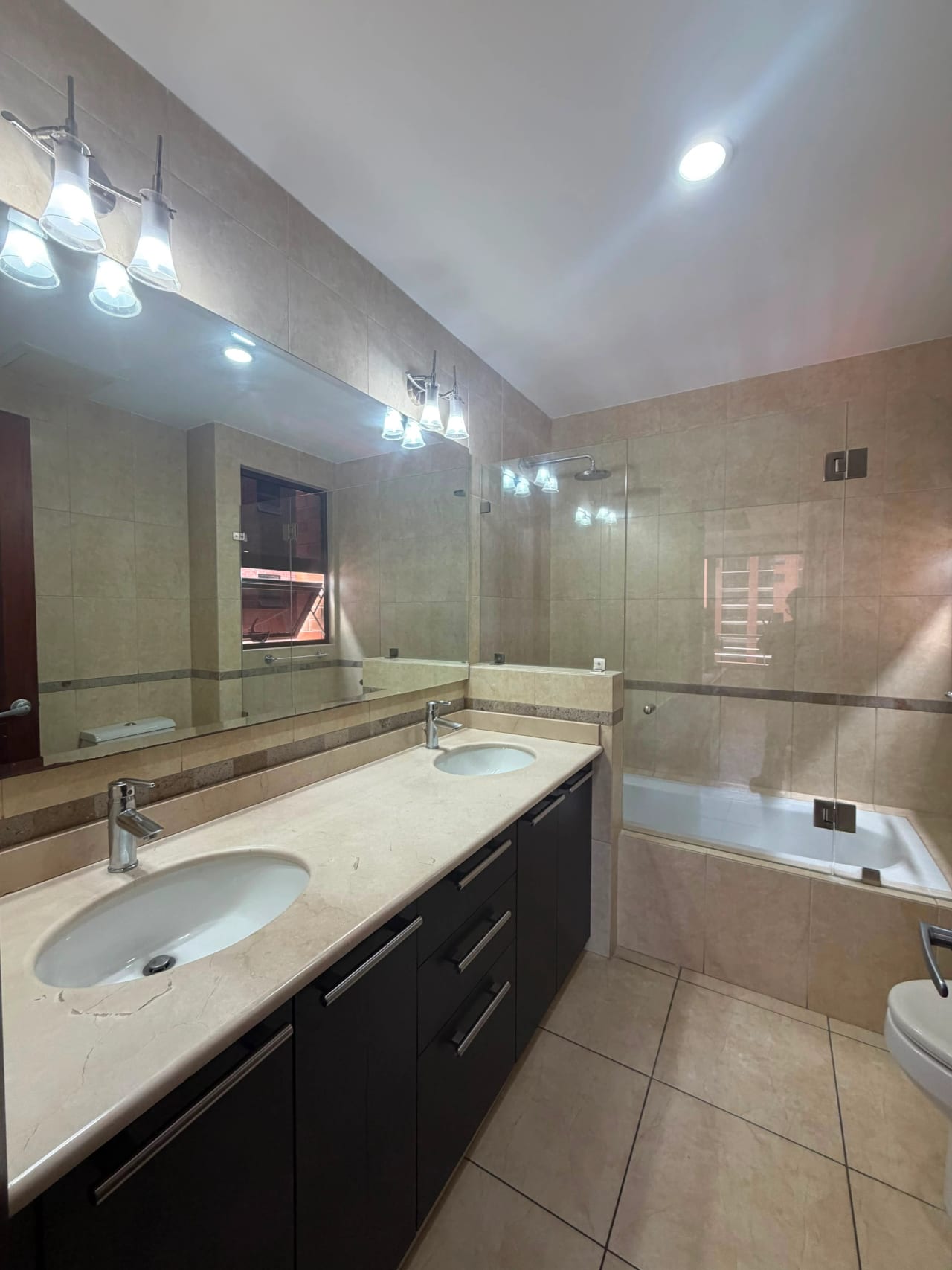Alquilo espectacular apartamento en Z.10 Santa Maria — Apartamento en Alquiler en Santa María, Zona 10, Guatemala, Ciudad — foto 9 de 14