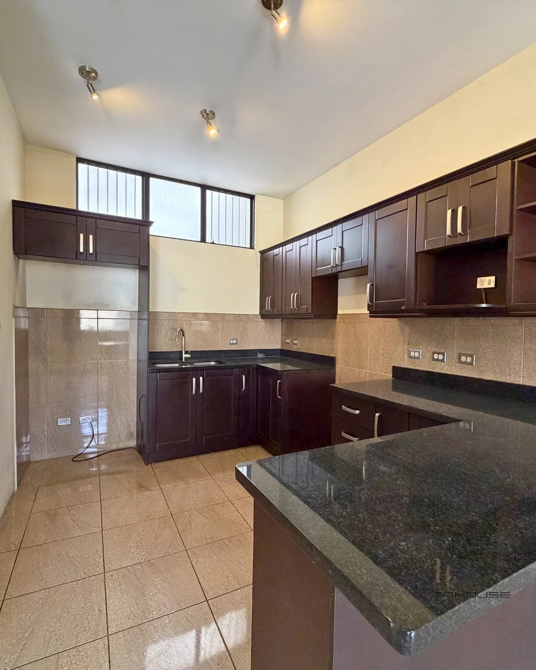 APARTAMENTO EN RENTA MUXBAL EN EXCELENTE UBICACIÓN. AMBIENTES AMPLIOS Y VENTILADOS. - 6
