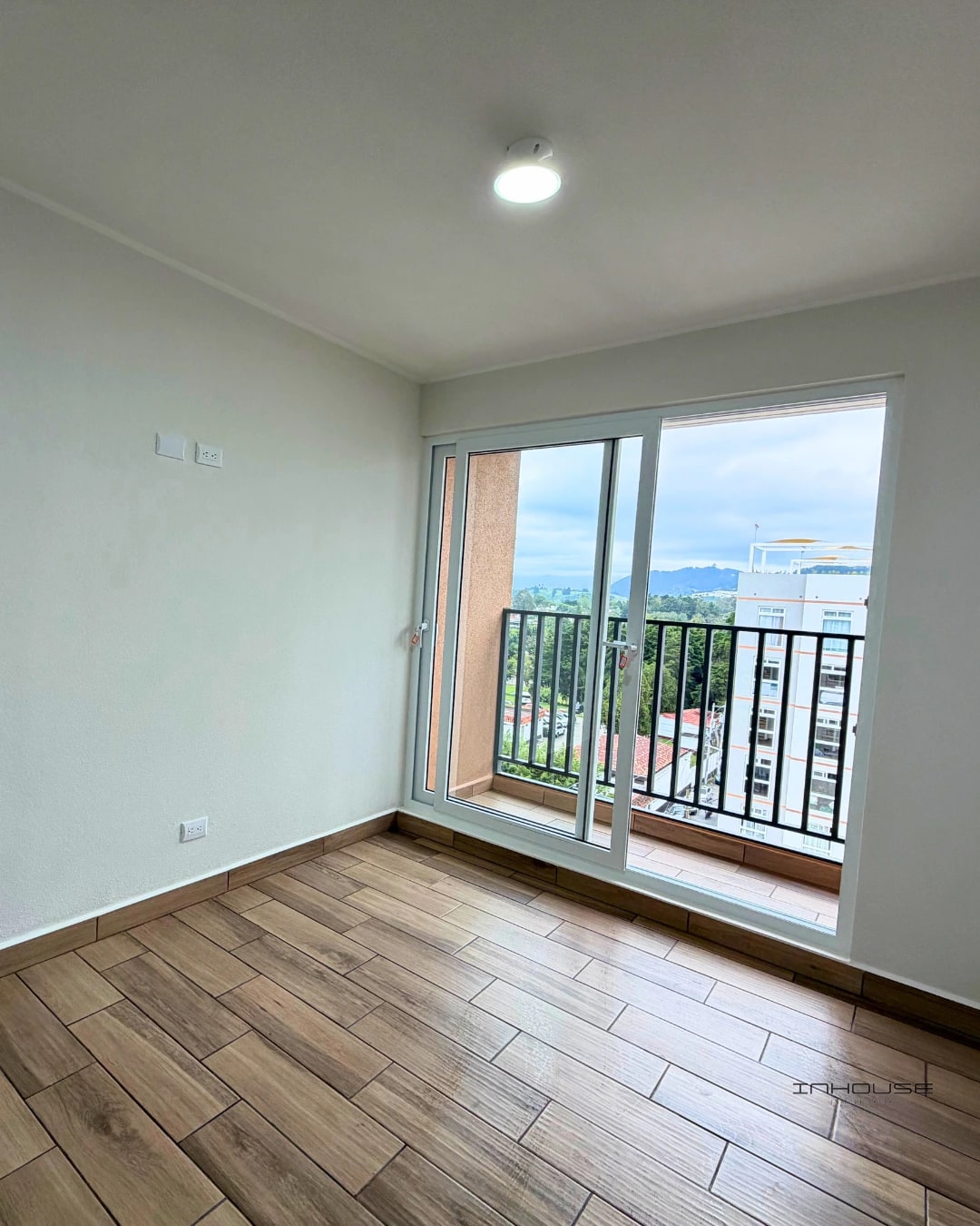 APARTAMENTO EN VENTA EN ZONA 16 CON BALCÓN EN NIVEL ALTO PARA ESTRENAR — Apartamento en Venta en Lares 16, Zona 16, Guatemala, Ciudad — foto 4 de 10