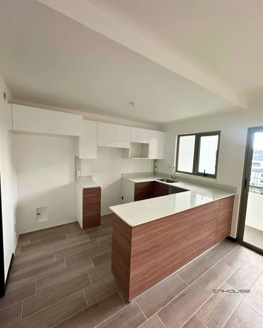 Apartamento en Renta en Zona 14 con Balcón — Apartamento en Alquiler en Segheria, Zona 14, Guatemala, Ciudad — foto 1 de 12