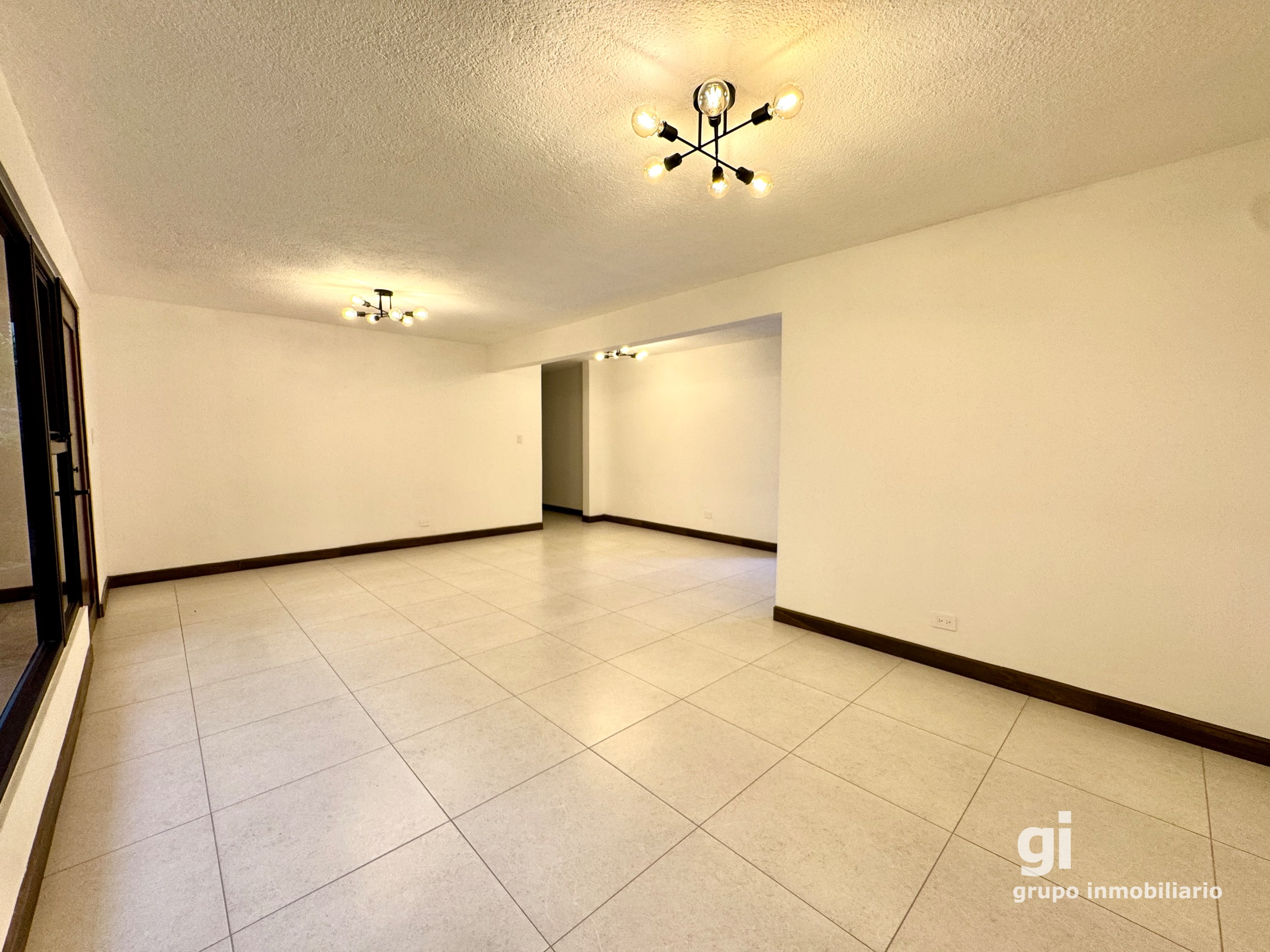 Apartamento Remodelado en Renta en Zona 10 | Excelente Ubicación - 2