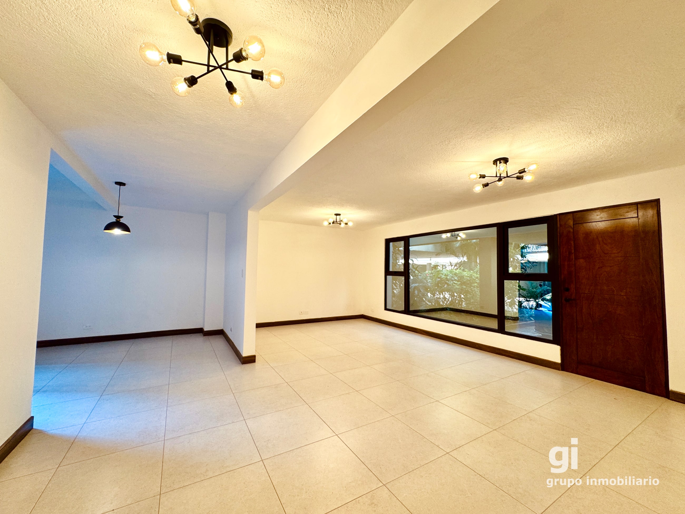 Apartamento Remodelado en Renta en Zona 10 | Excelente Ubicación - 1