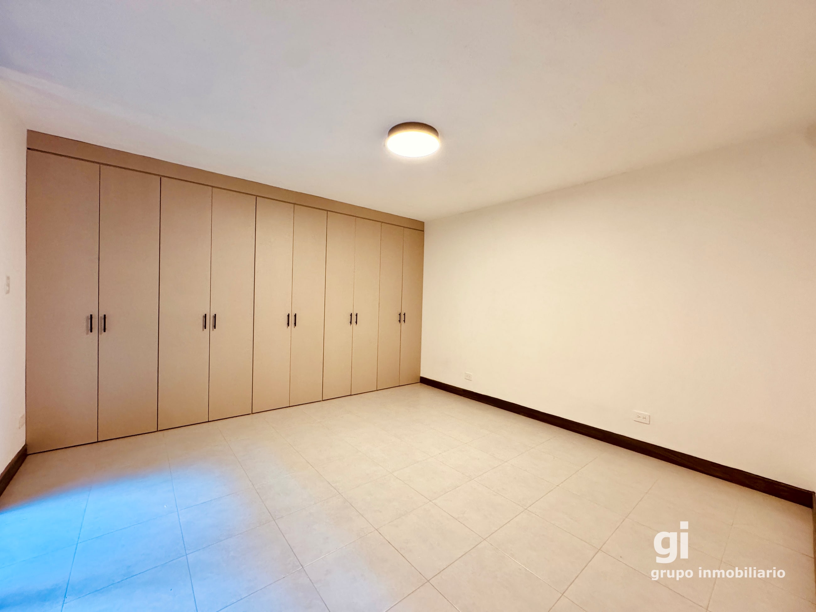 Apartamento Remodelado en Renta en Zona 10 | Excelente Ubicación - 10