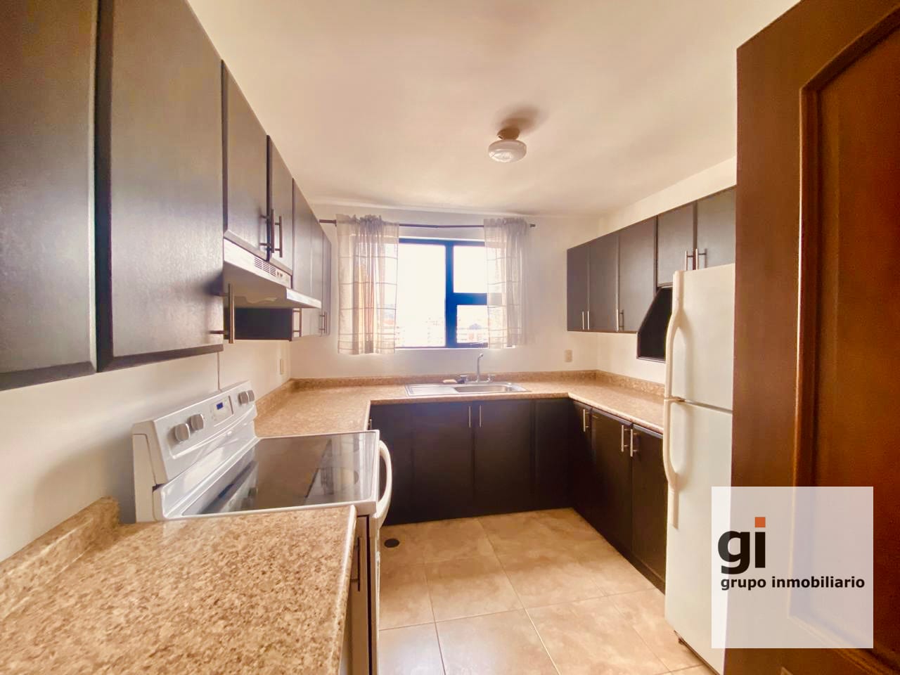 Apartamento en Venta en Zona 14 con Excelente Ubicación - Image 3
