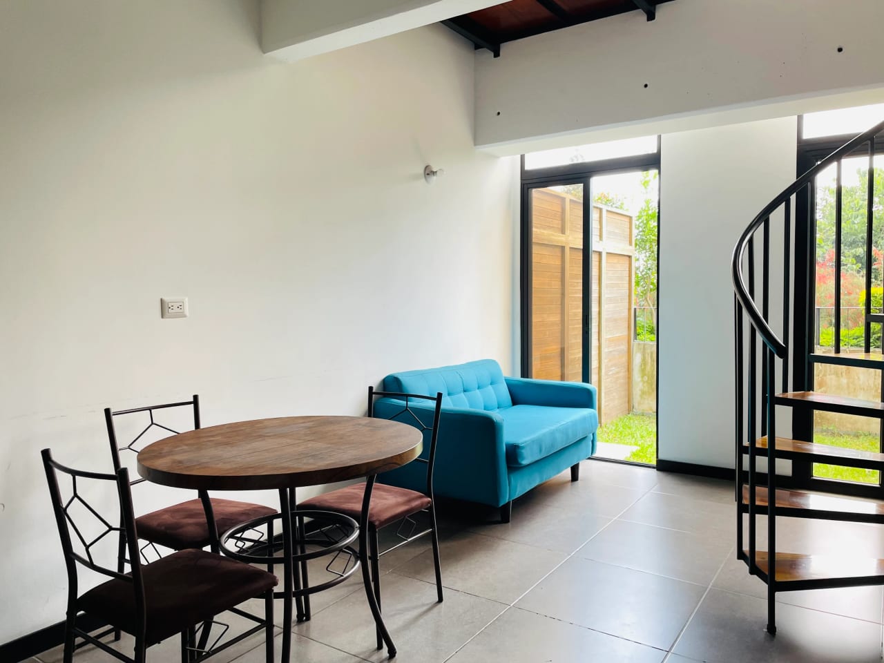 Apartamento de 1 Habitación con Jardín en zona 10 — Apartamento en Alquiler en Ciudad Vieja, Zona 10, Guatemala, Ciudad — foto 1 de 12