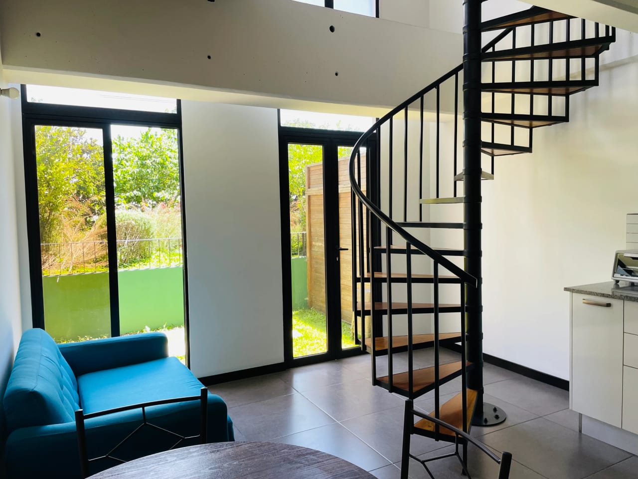Apartamento Amueblado de 1 Habitación con Jardín — Apartamento en Alquiler en Ciudad Vieja, Zona 10, Guatemala, Ciudad — foto 1 de 14