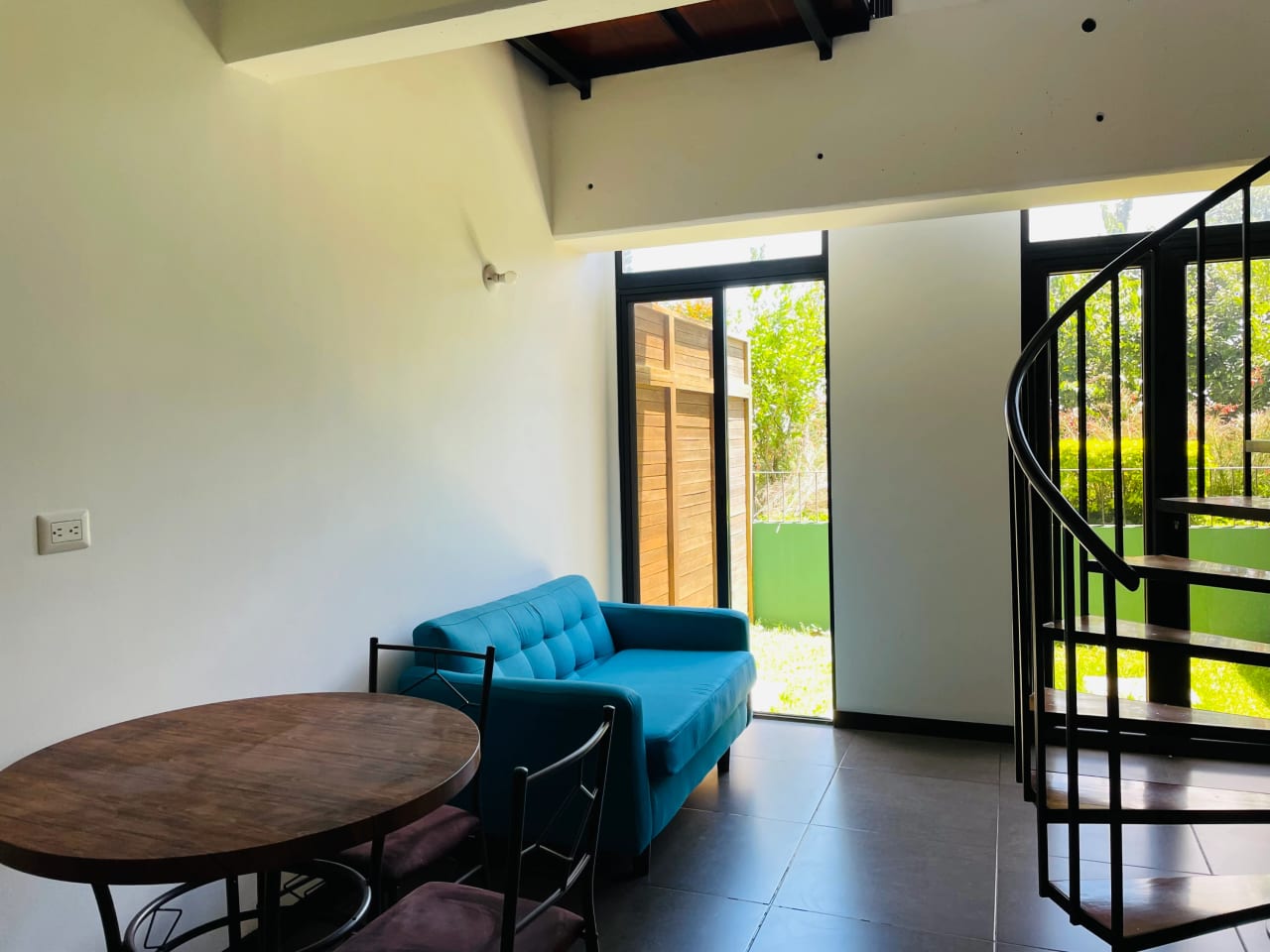 Apartamento Amueblado de 1 Habitación con Jardín — Apartamento en Alquiler en Ciudad Vieja, Zona 10, Guatemala, Ciudad — foto 2 de 14